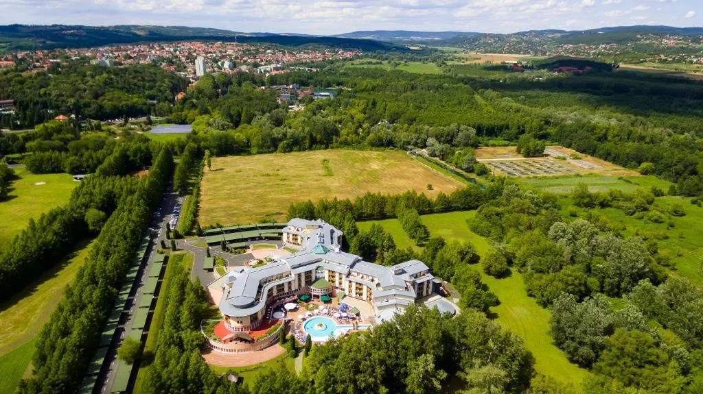 Autobusový zájezd do lázní Hévíz: 5* hotel s polopenzí a wellness, koupání v léčivém jezeře, výlety k Balatonu