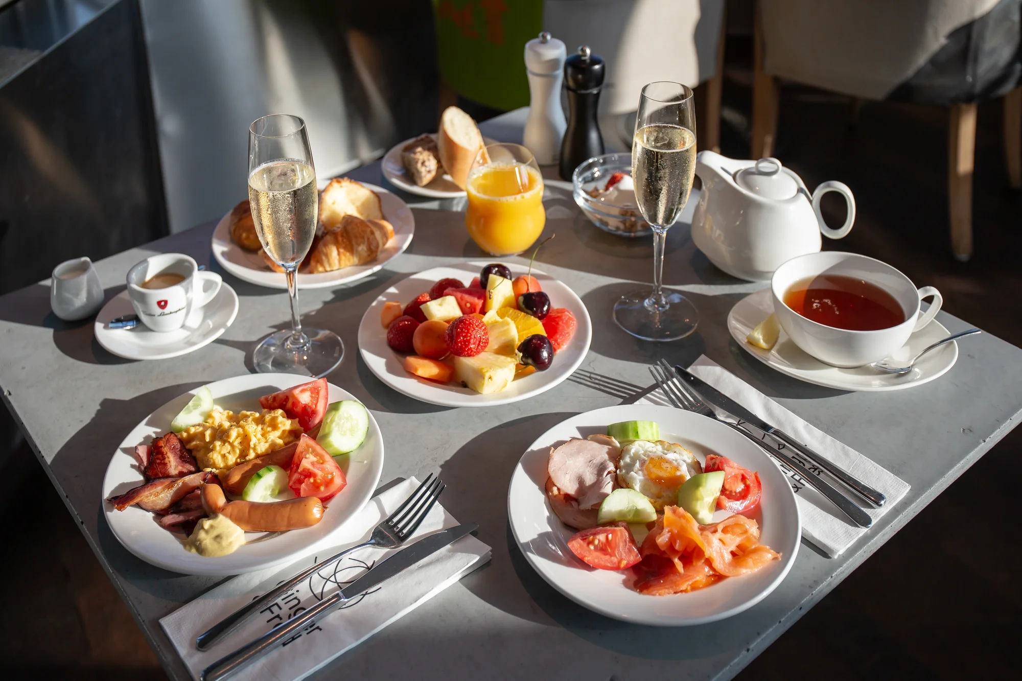 Pobyt v hotelu v Tančícím domě s krásným výhledem vč. snídaně i menu od Ondřeje Slaniny