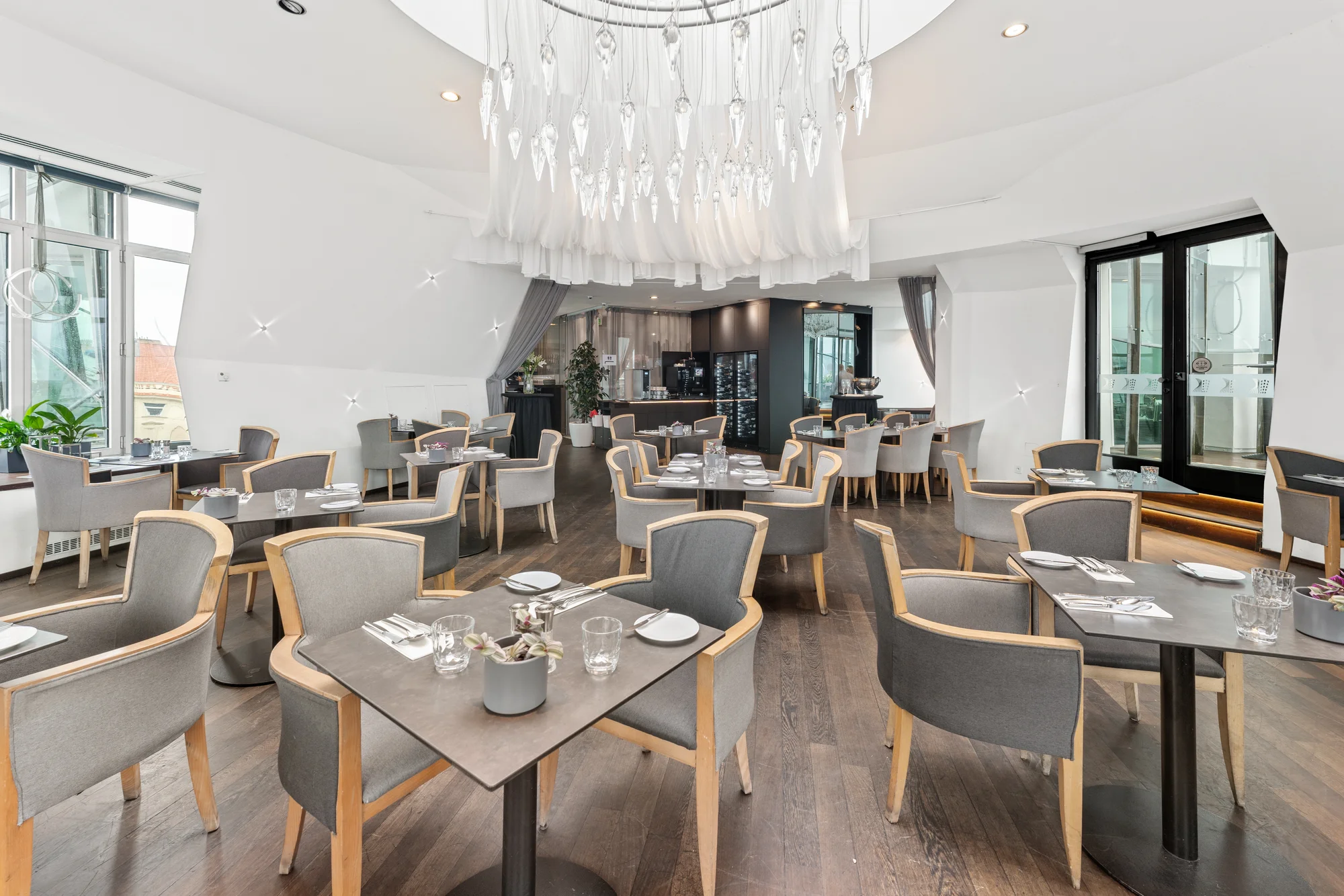 Pobyt v hotelu v Tančícím domě s krásným výhledem vč. snídaně i menu od Ondřeje Slaniny
