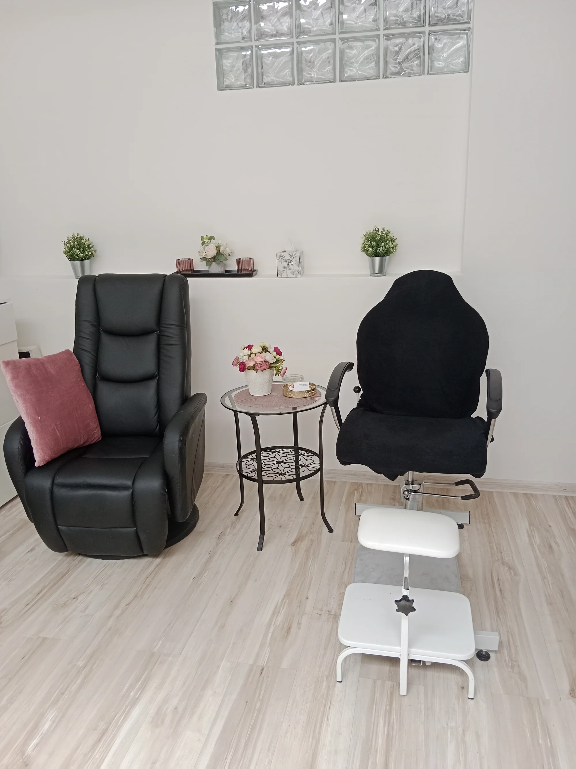 Základní manikúra nebo pedikúra včetně masáže i lakování gel lakem