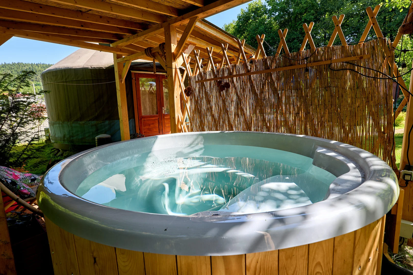 Havaj nebo africké safari v polském glampu: luxusní jurty pro 5 osob s kuchyní a privátní vířivkou