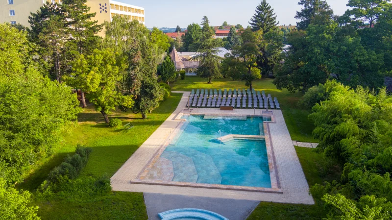 Autobusový zájezd do lázní Hévíz: 4* hotel s all inclusive a wellness, koupání v léčivém jezeře, výlety k Balatonu