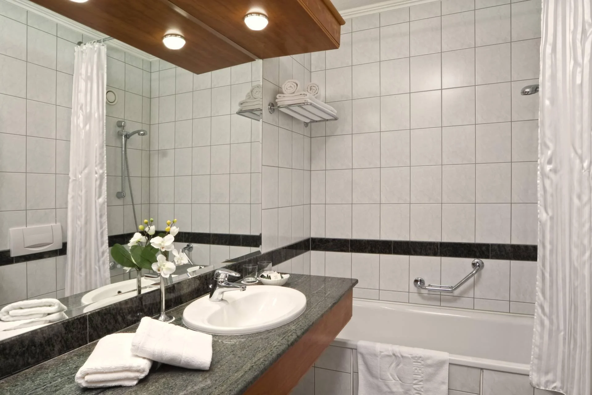 Autobusový zájezd do lázní Hévíz: 4* hotel s polopenzí a wellness, vstup do lázní i výlety k Balatonu