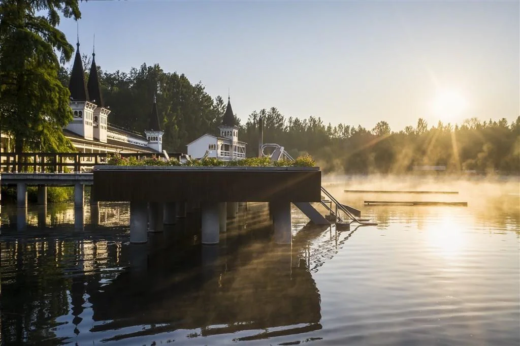 Autobusový zájezd do lázní Hévíz: 4* hotel s polopenzí a wellness, vstup do lázní i výlety k Balatonu