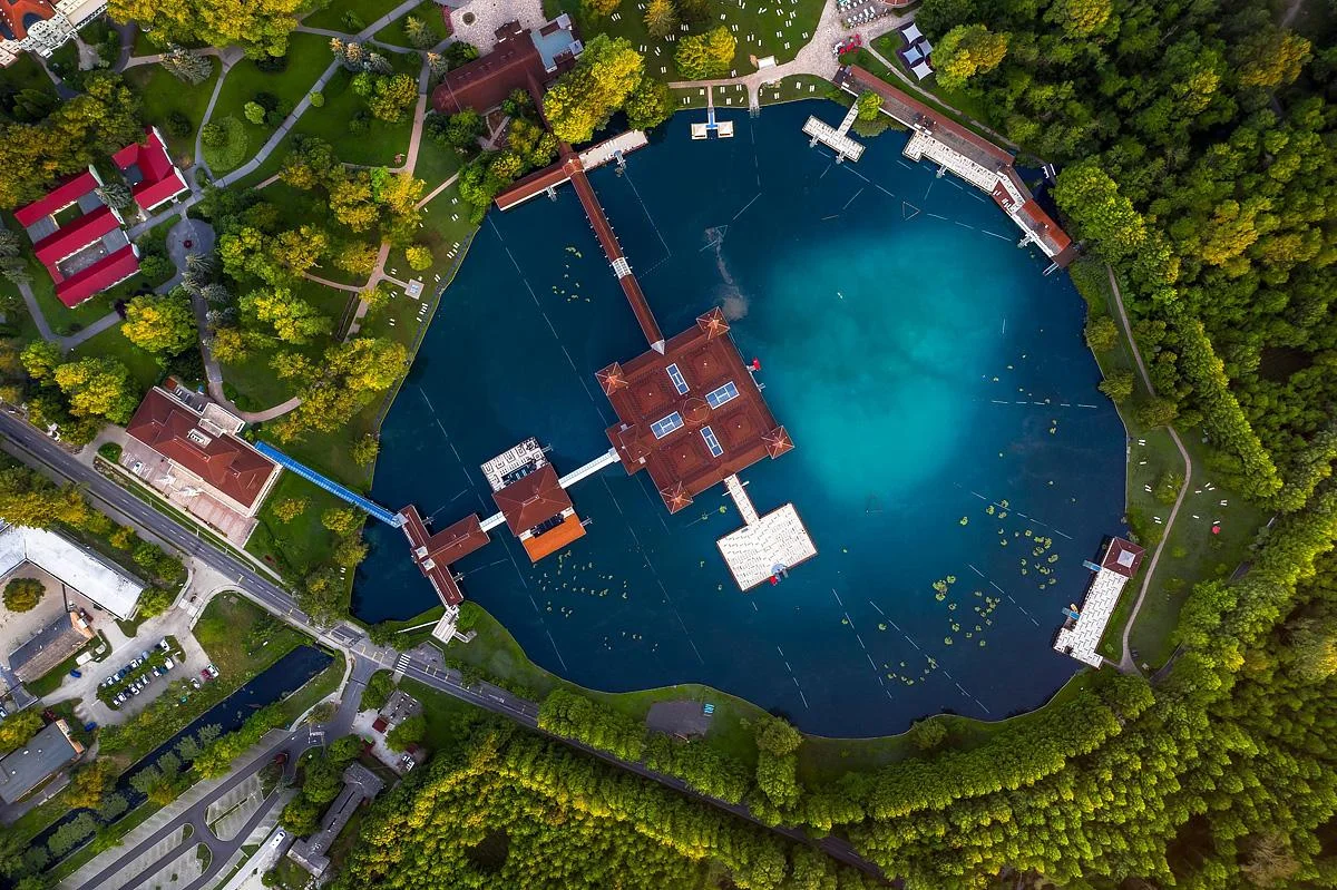 Autobusový zájezd do lázní Hévíz: 4* hotel s polopenzí a wellness, vstup do lázní i výlety k Balatonu