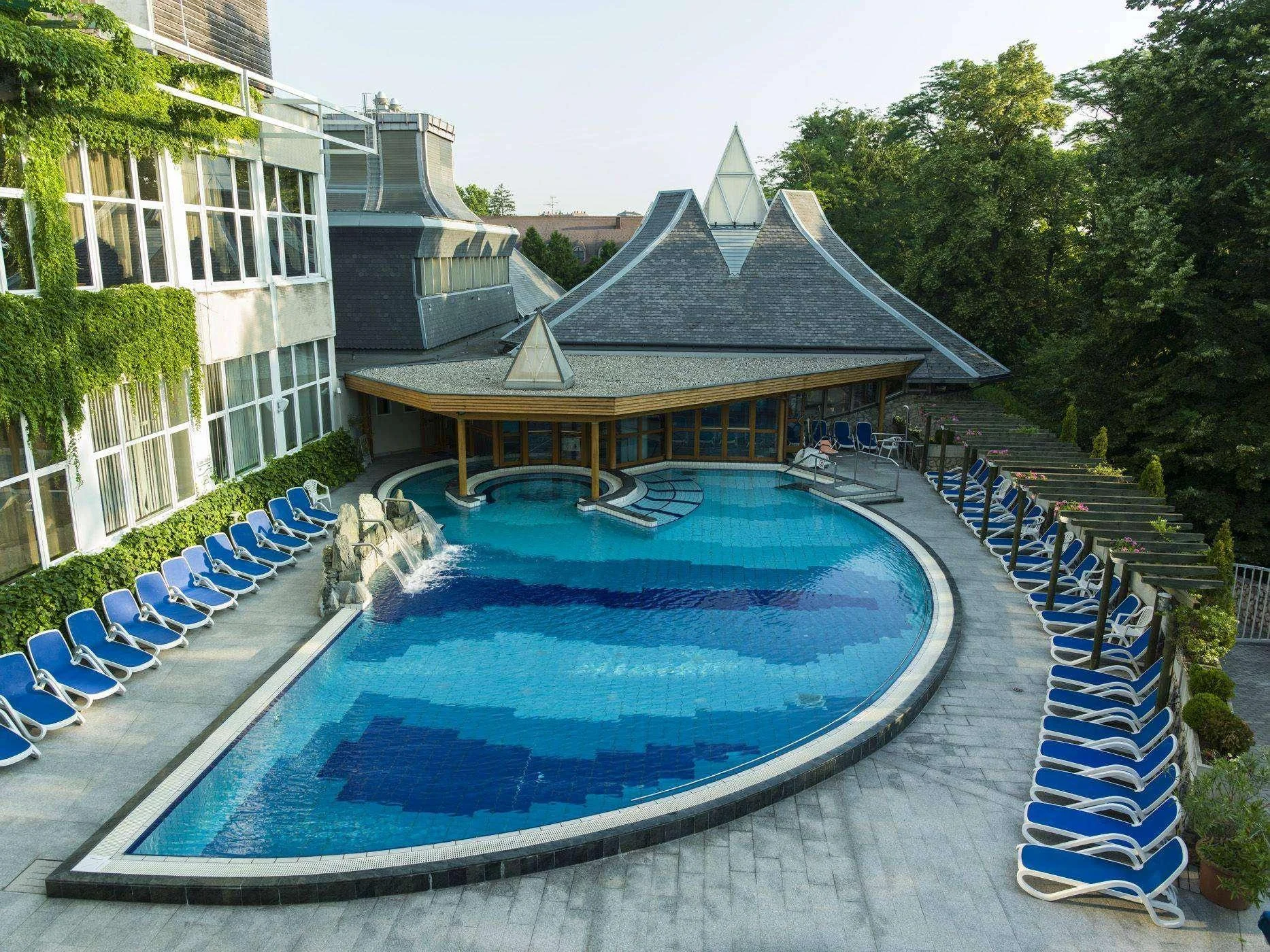 Autobusový zájezd do lázní Hévíz: 4* hotel s polopenzí a wellness, vstup do lázní i výlety k Balatonu