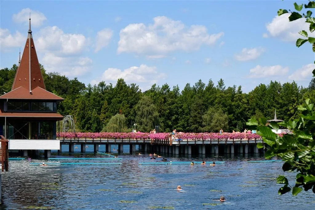 Autobusový zájezd do lázní Hévíz: 4* hotel s polopenzí a wellness, vstup do lázní i výlety k Balatonu