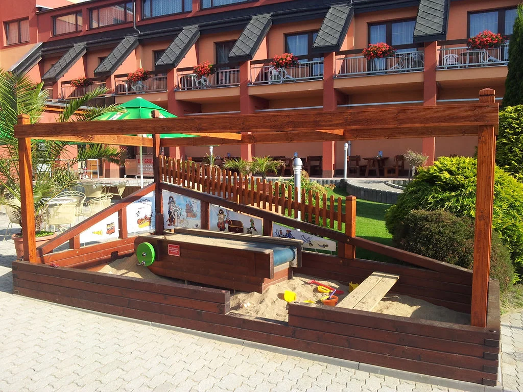 Pobyt v Moravském krasu: hotel ideální pro rodiny, polopenze, minizoo a bazén