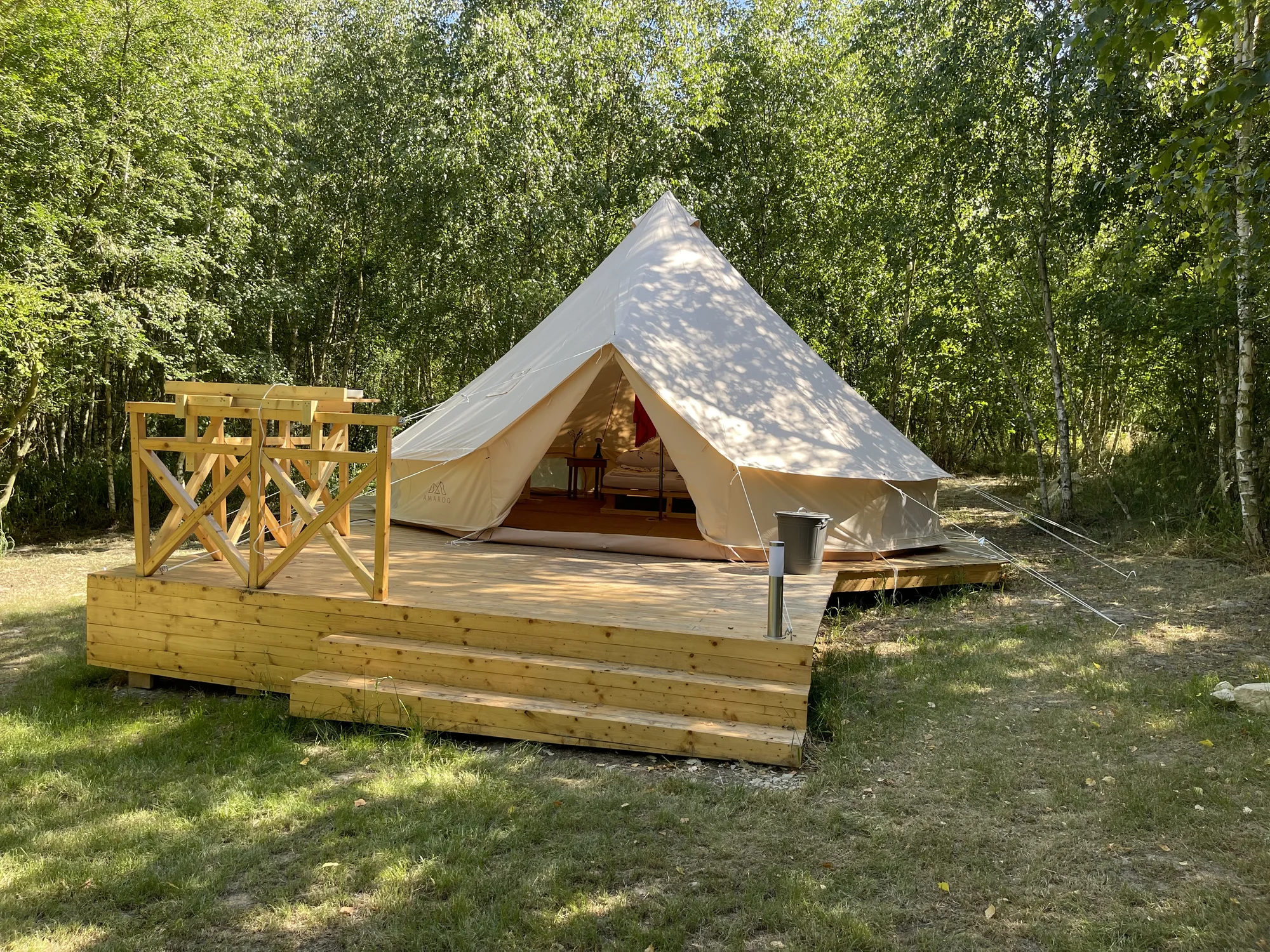 Glampingové ubytování u Jizery: stany až pro 4 osoby, možnost snídaní a opékání buřtů