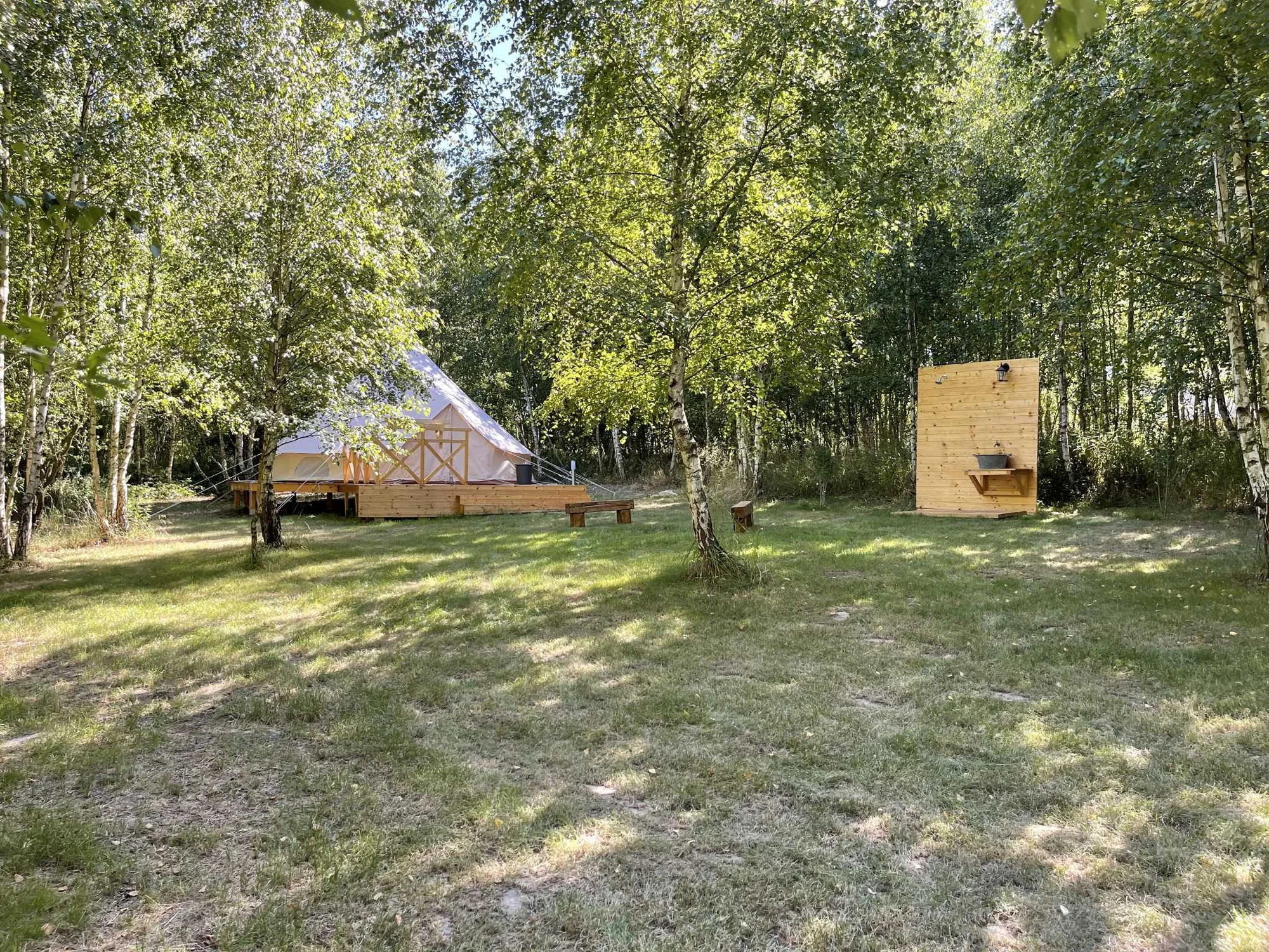Glampingové ubytování u Jizery: stany až pro 4 osoby, možnost snídaní a opékání buřtů