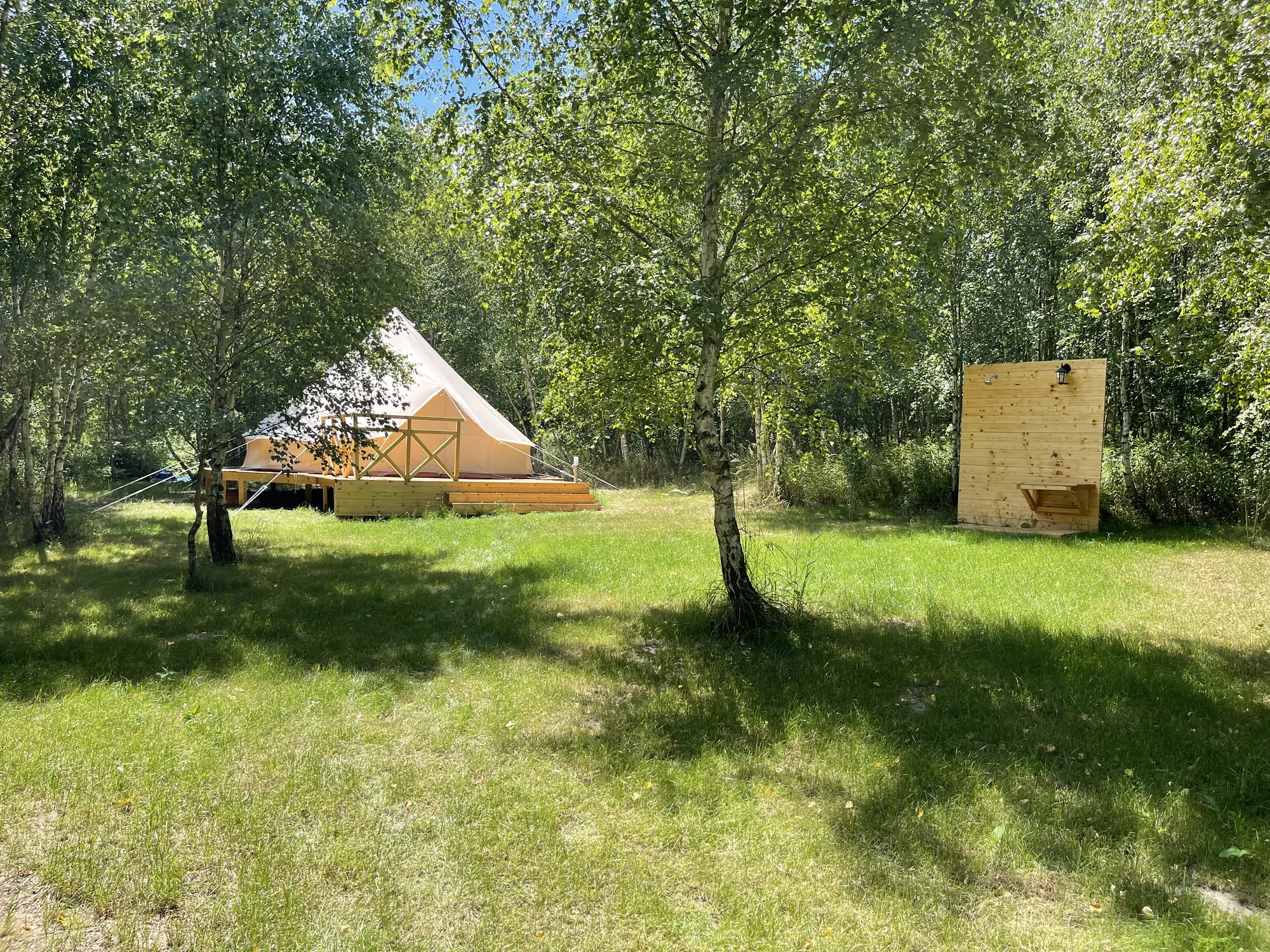 Glampingové ubytování u Jizery: stany až pro 4 osoby, možnost snídaní a opékání buřtů