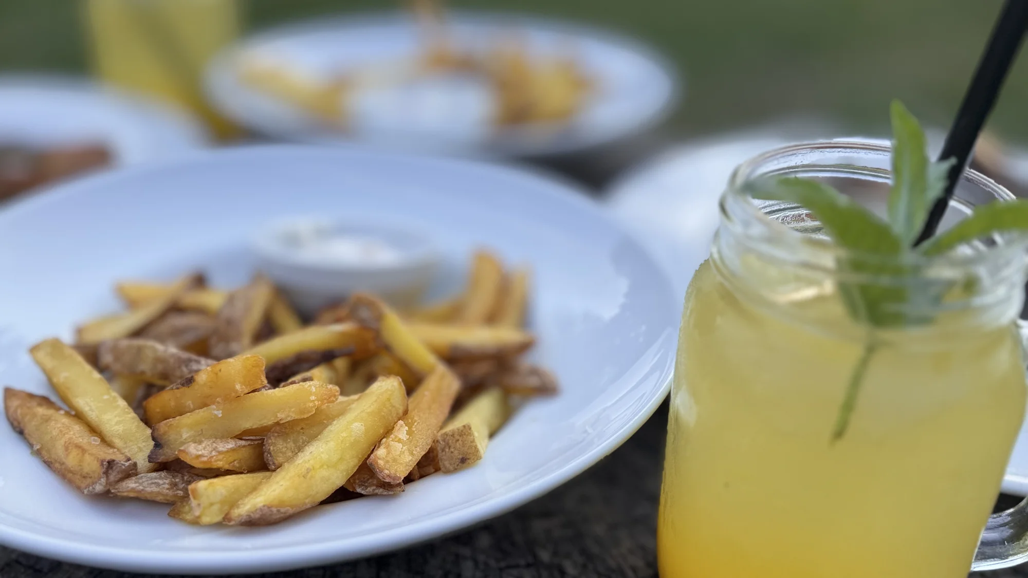 Víkendové grilování: makrela s pečoky, hranolky a limonádou pro 1–4 osoby