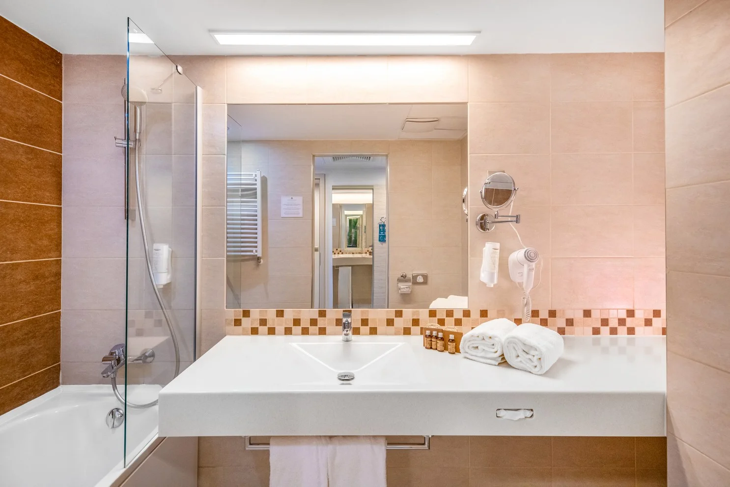 Rodinný relax v Maďarsku: 4* hotel s wellness, polopenze i výhled na pohoří Mátra