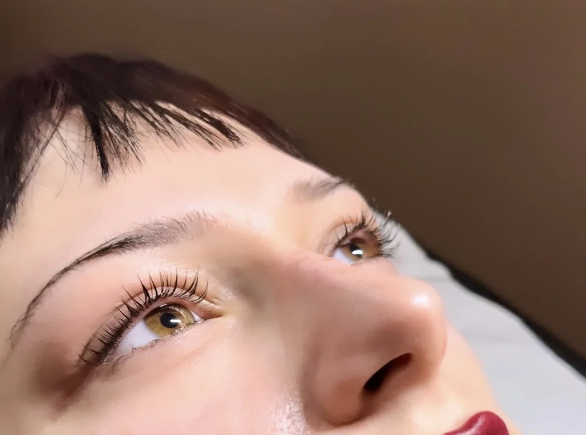Krásná bez líčení: lashlifting s možností úpravy a barvení obočí