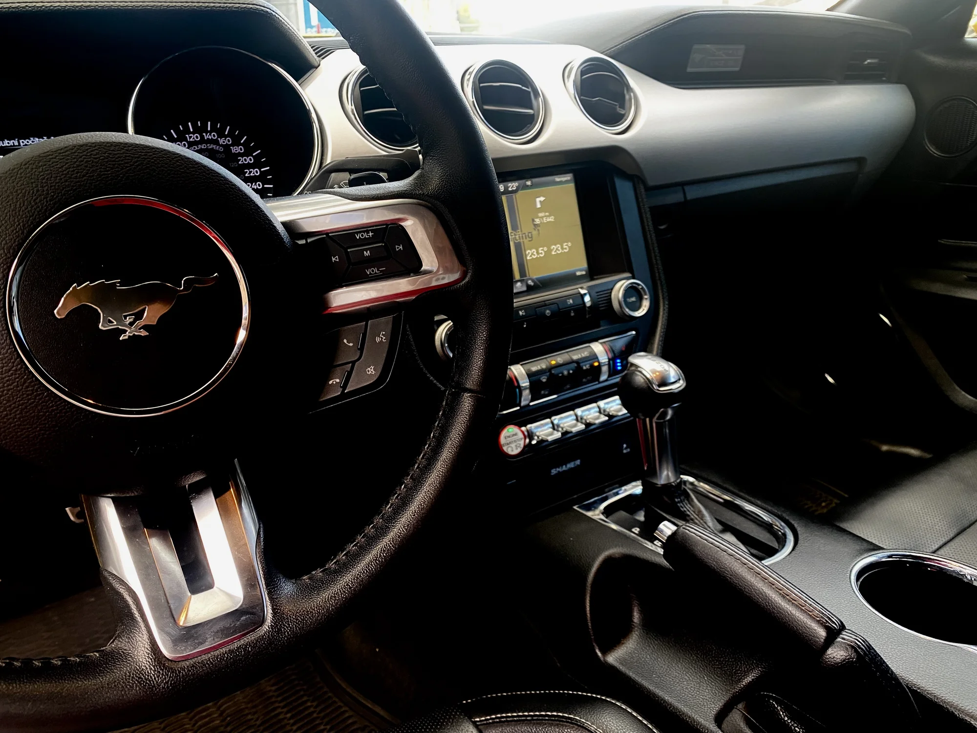 Ford Mustang 5.0 GT: 20 min. spolujízdy, 30 min. řízení nebo zapůjčení až na 24 hod.