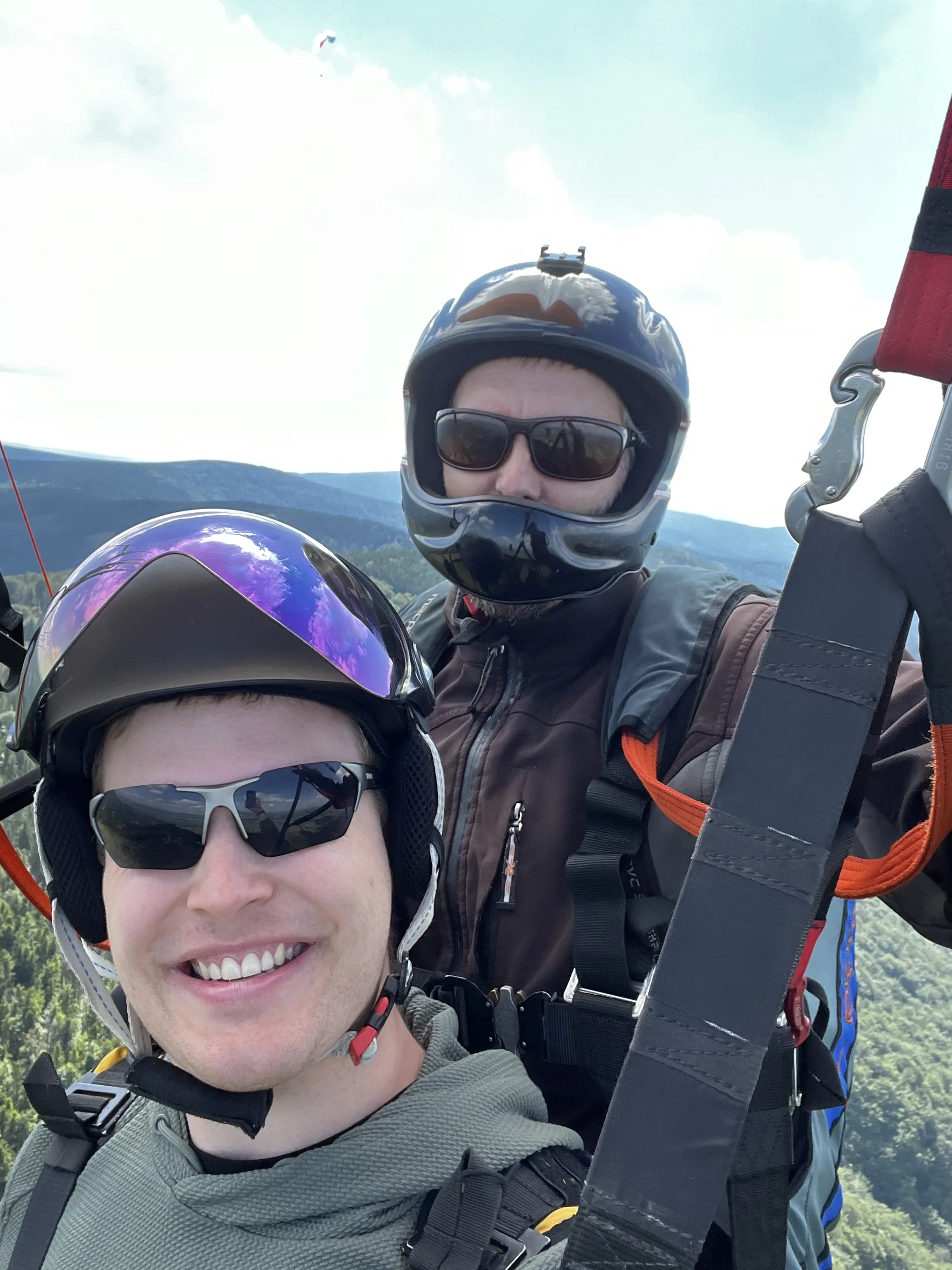 Paraglidingové lety na Javorovém vrchu: vyhlídkový, termický či akrobatický