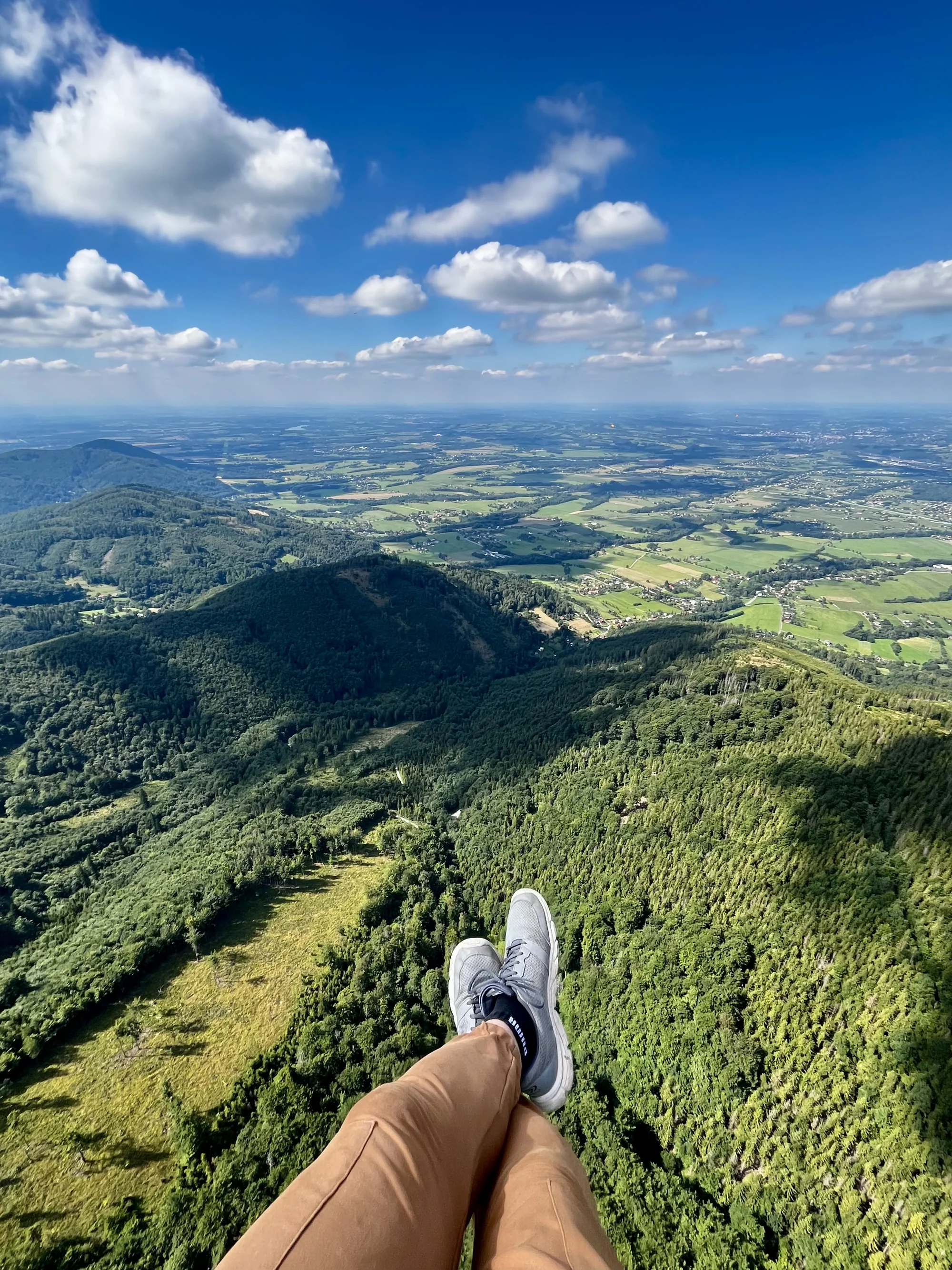 Paraglidingové lety na Javorovém vrchu: vyhlídkový, termický či akrobatický