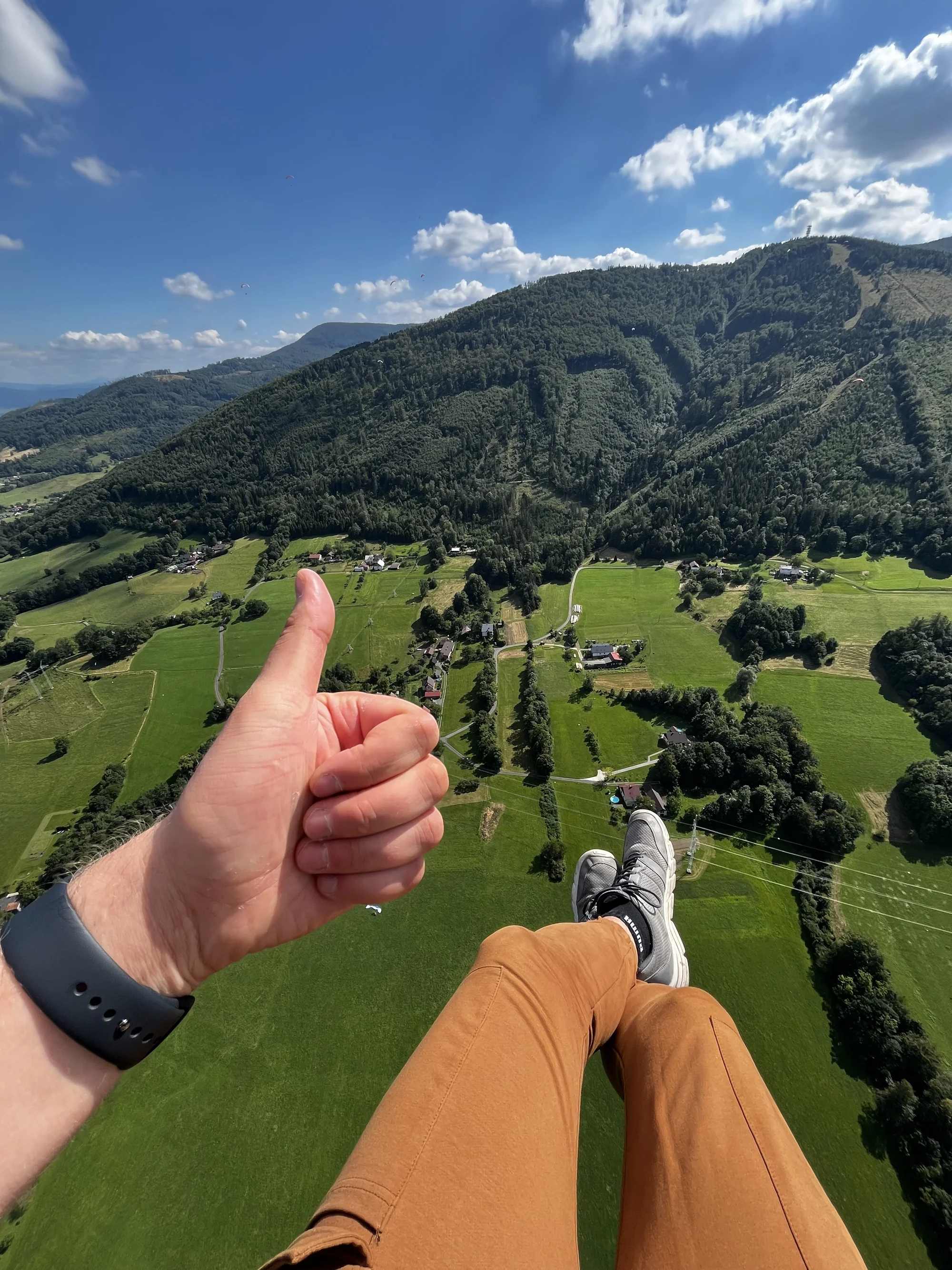 Paraglidingové lety na Javorovém vrchu: vyhlídkový, termický či akrobatický