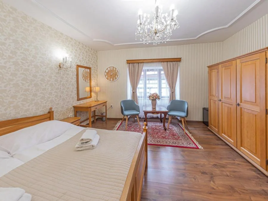 Pohodová dovolená v centru Banské Štiavnice: 3* hotel se snídaní, blízko hrad i botanická zahrada