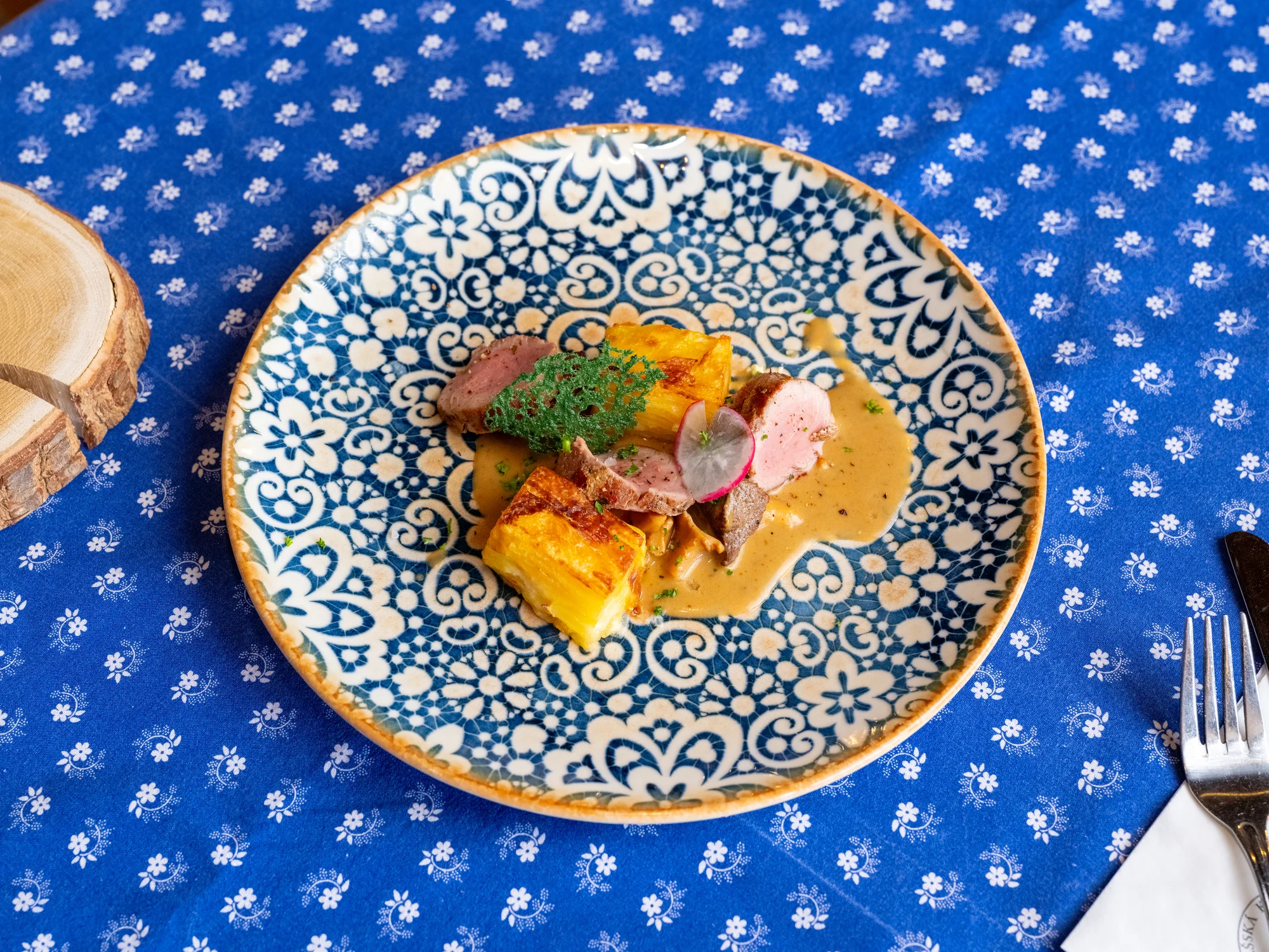 Čtyřchodové menu i s vinným párováním ve valašské kolibě pro 2 osoby