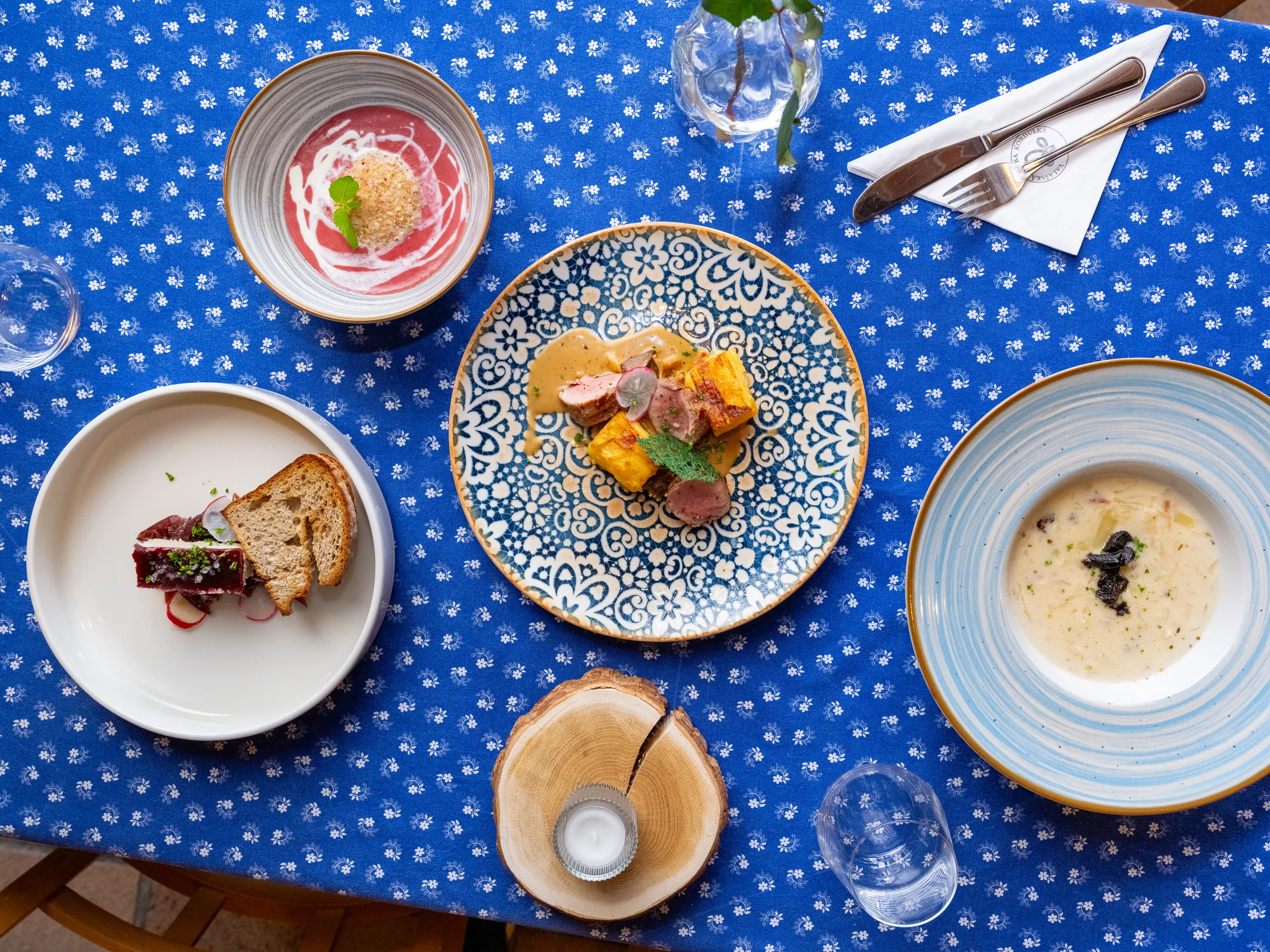 Čtyřchodové menu i s vinným párováním ve valašské kolibě pro 2 osoby