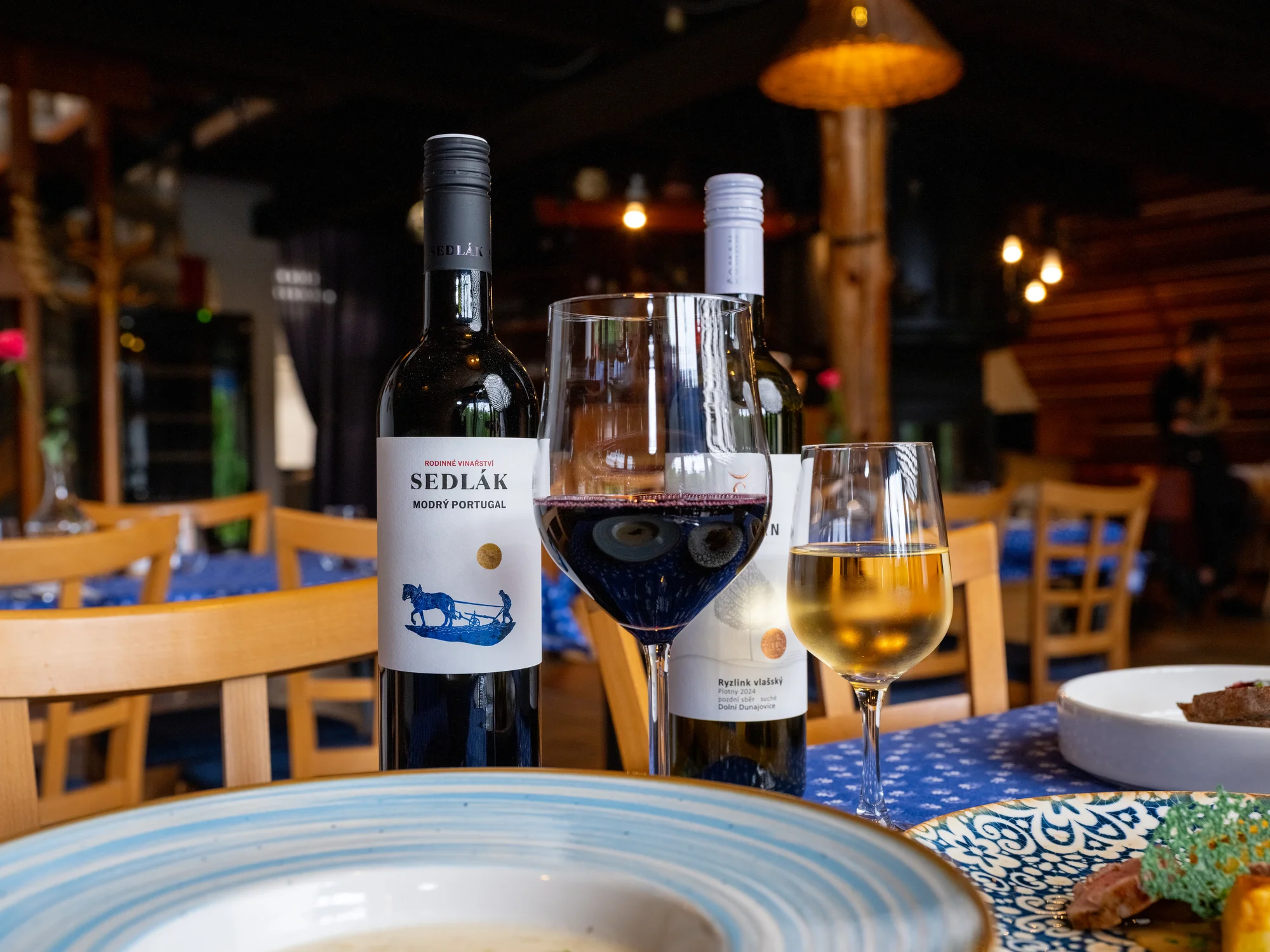 Čtyřchodové menu i s vinným párováním ve valašské kolibě pro 2 osoby