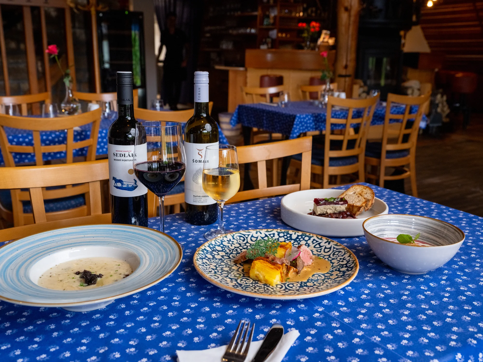 Čtyřchodové menu i s vinným párováním ve valašské kolibě pro 2 osoby
