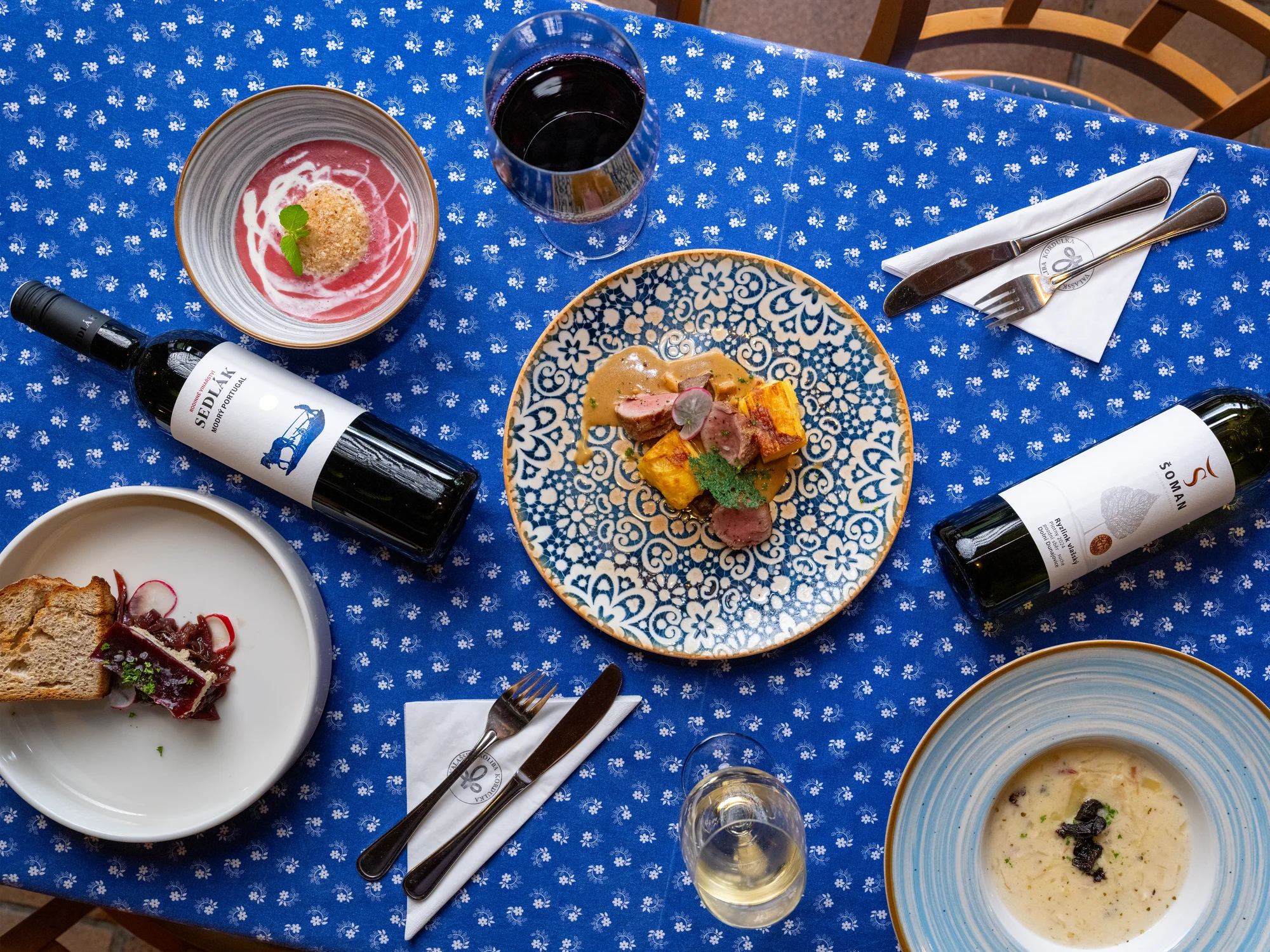 Čtyřchodové menu i s vinným párováním ve valašské kolibě pro 2 osoby