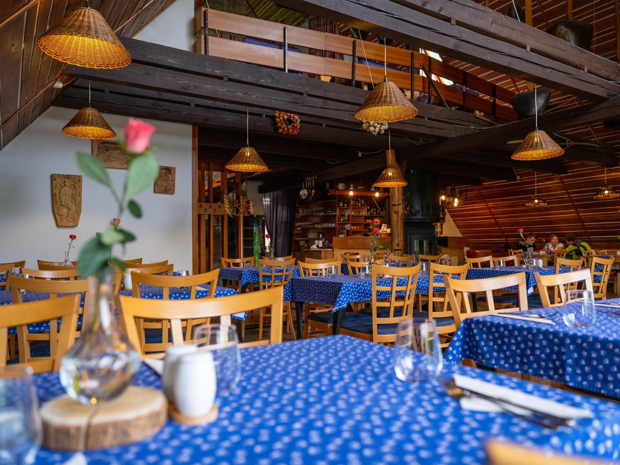 Čtyřchodové menu i s vinným párováním ve valašské kolibě pro 2 osoby