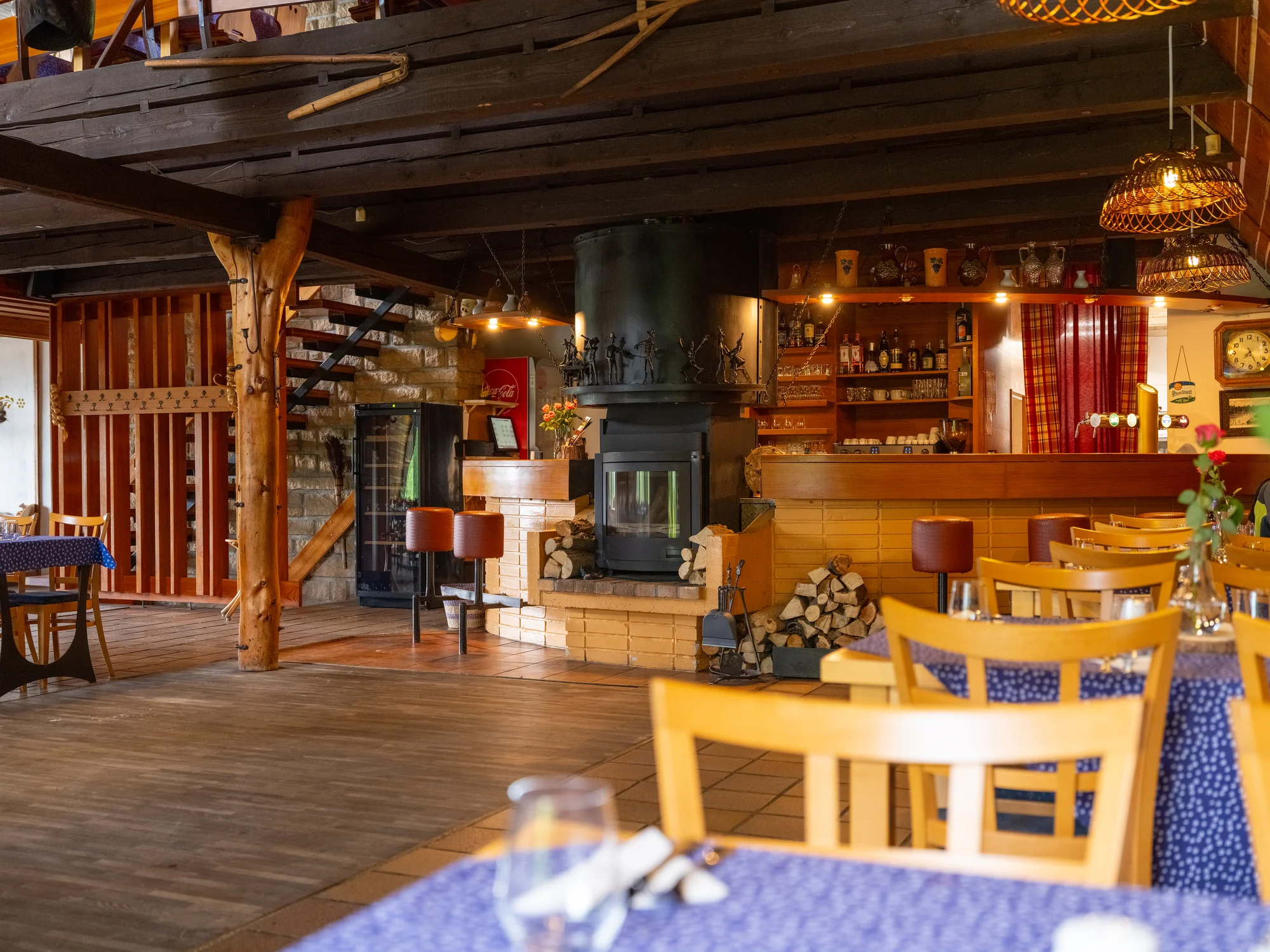 Čtyřchodové menu i s vinným párováním ve valašské kolibě pro 2 osoby