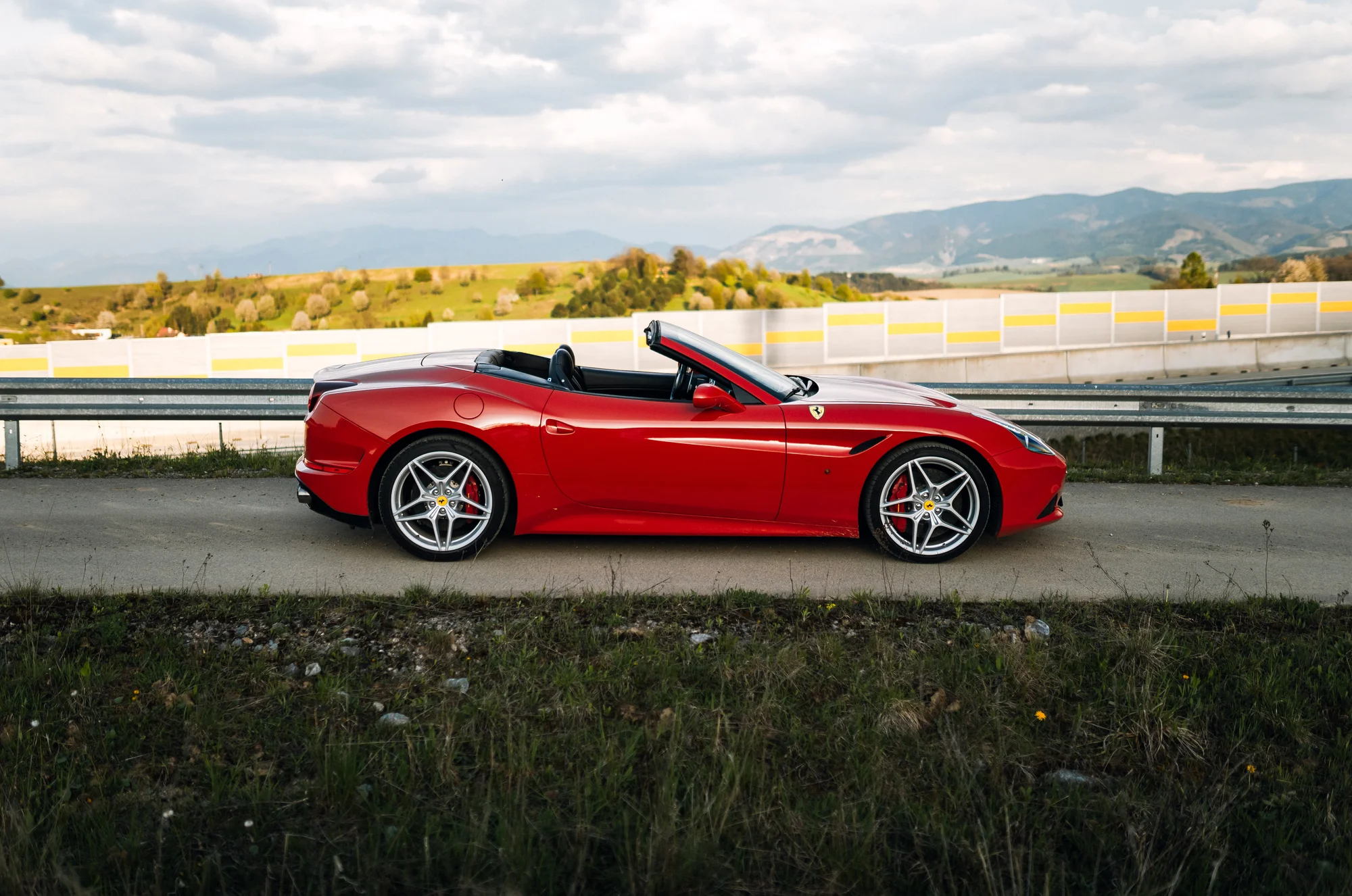 Ovládněte supersport: Ferrari California T nebo Lamborghini Gallardo na 15–40 minut řízení