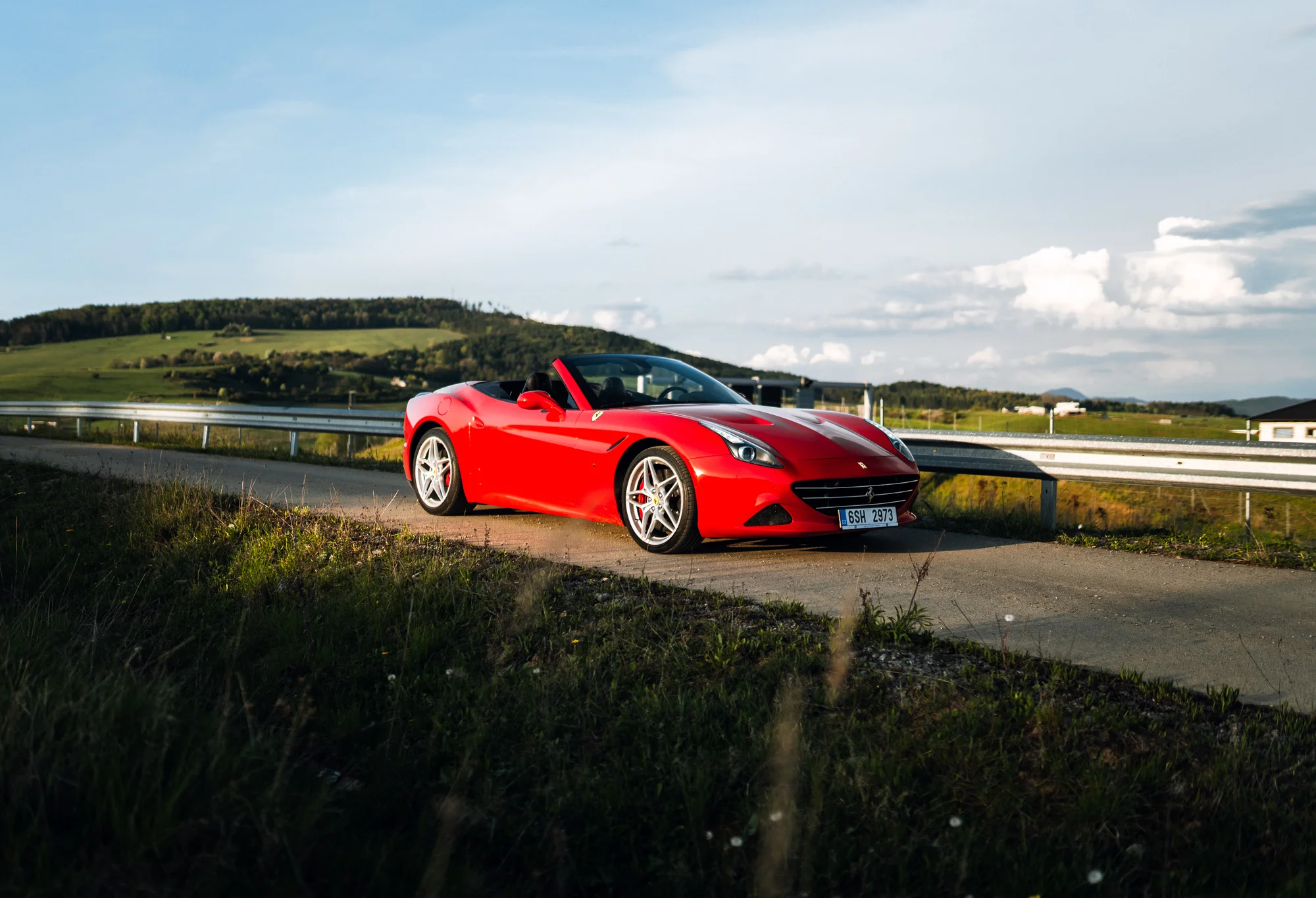 Ovládněte supersport: Ferrari California T nebo Lamborghini Gallardo na 15–40 minut řízení
