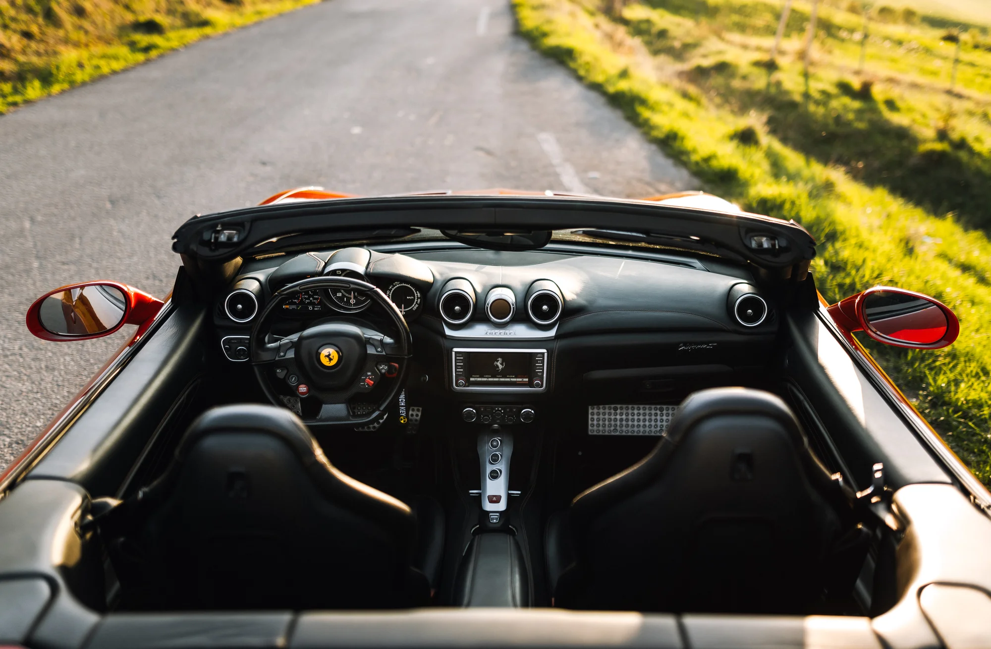 Ovládněte supersport: Ferrari California T nebo Lamborghini Gallardo na 15–40 minut řízení