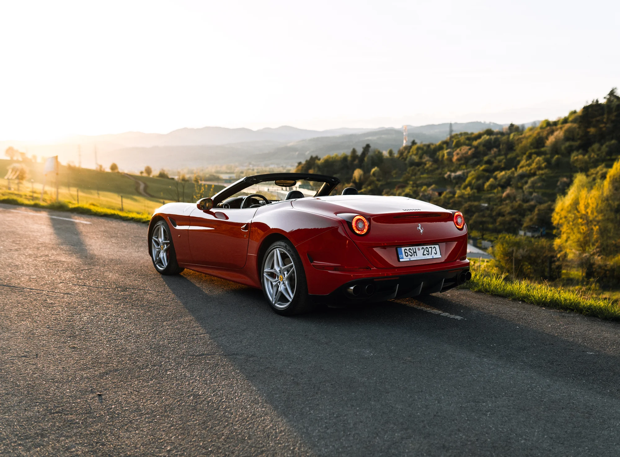 Ovládněte supersport: Ferrari California T nebo Lamborghini Gallardo na 15–40 minut řízení
