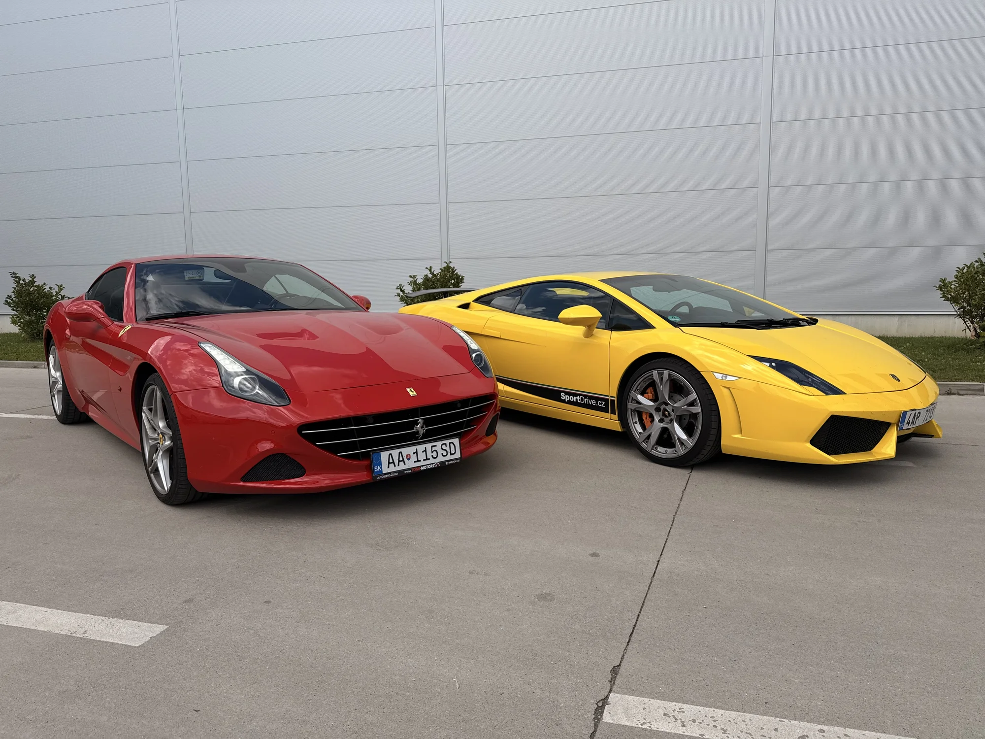 Ovládněte supersport: Ferrari California T nebo Lamborghini Gallardo na 15–40 minut řízení