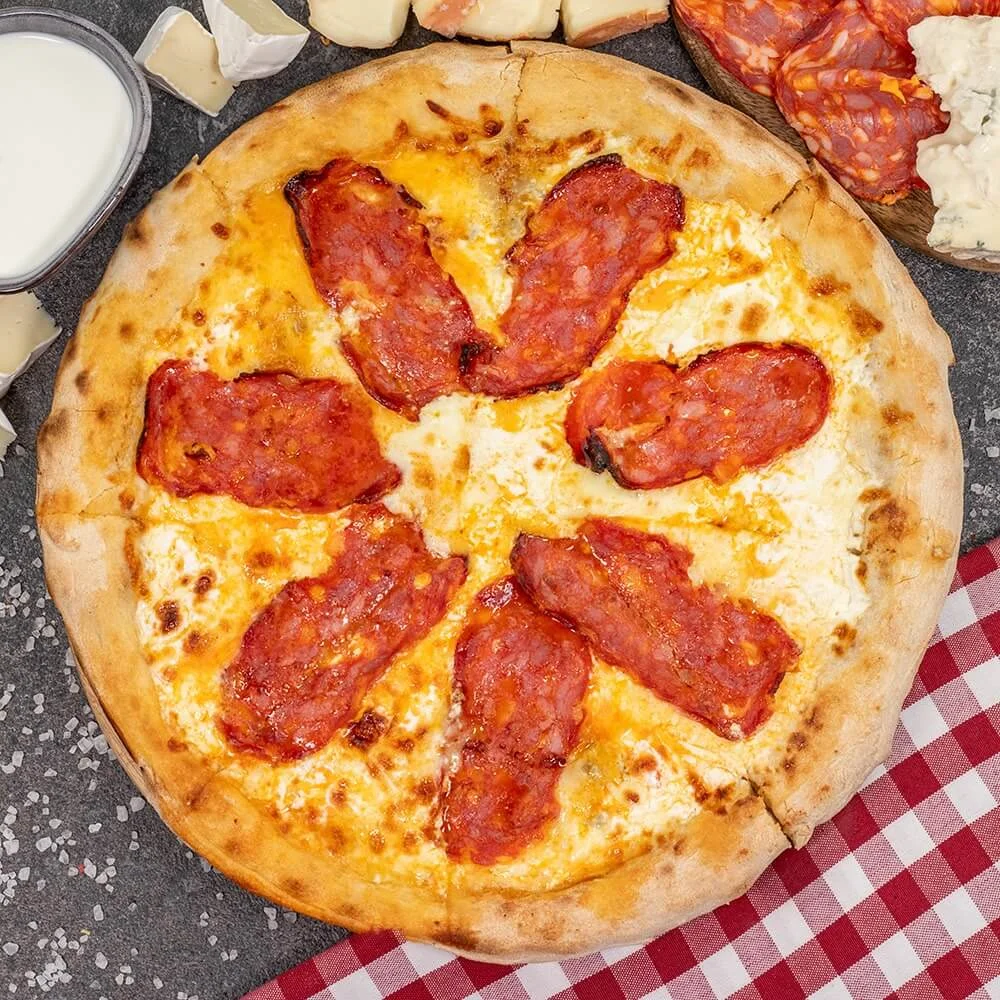 1 nebo 2 pizzy s sebou, výběr z 5 druhů: quattro formaggi, capricciosa, hermelino, diavola i hawai