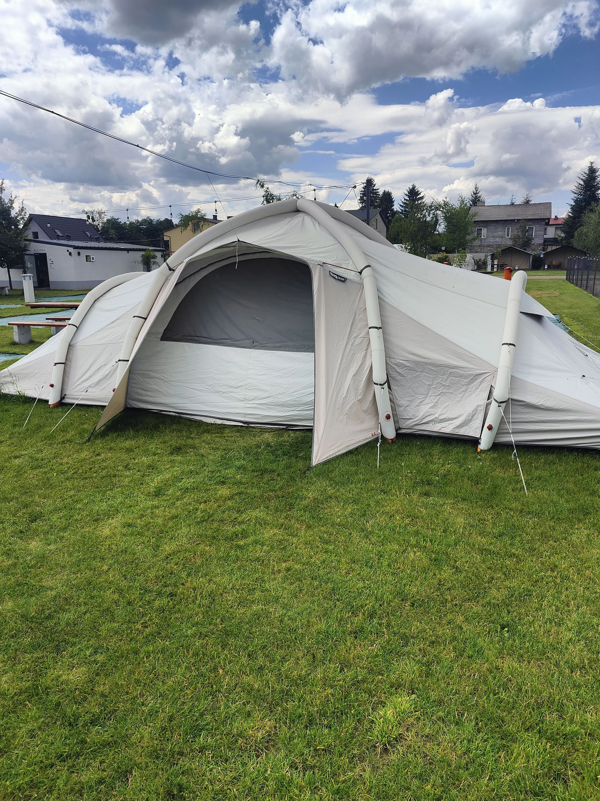 Kemp jen 2 km od zábavního parku Energylandie: stan, glamp či apartmán, možnost stravy
