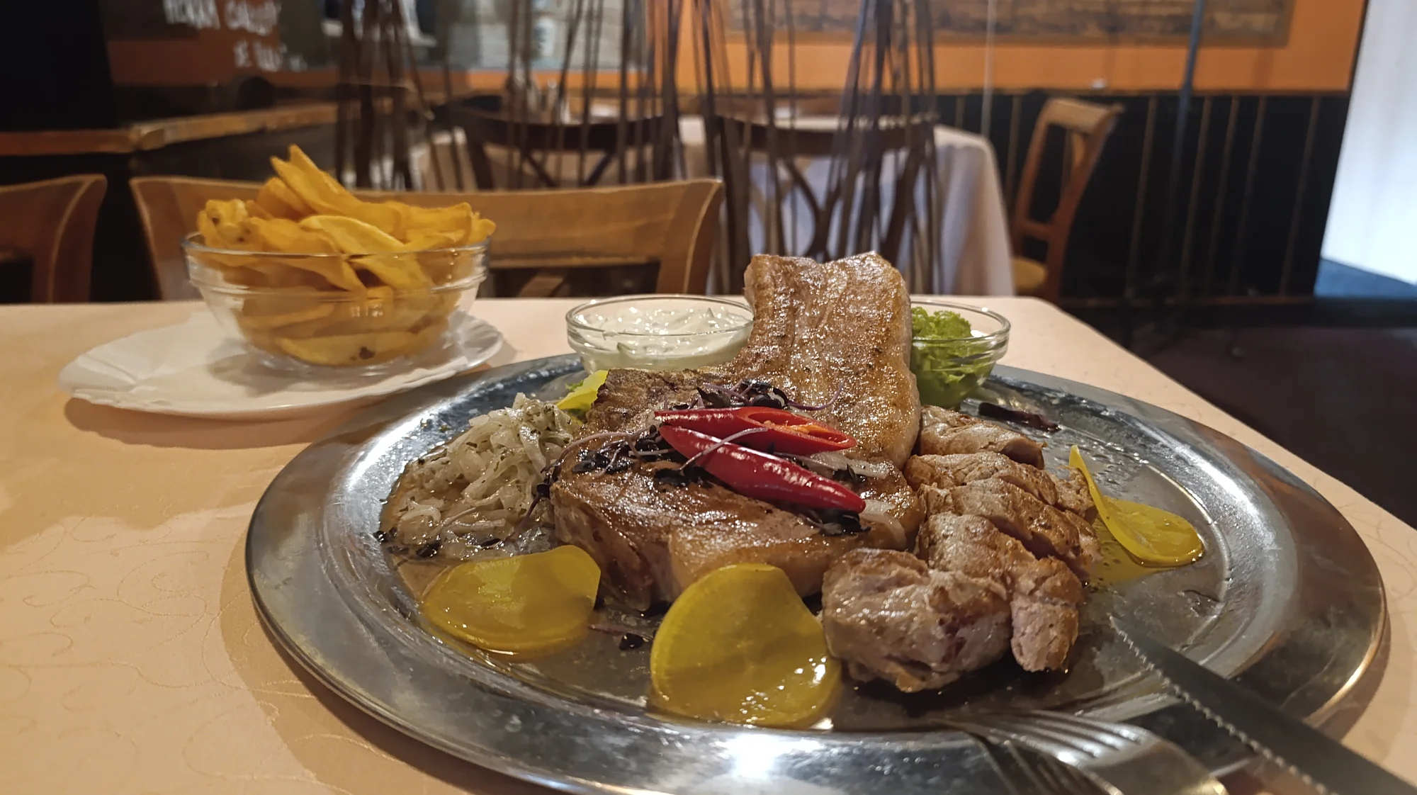 Tomahawk steak a panenka z vepřové svíčkové, hranolky, omáčky a zelenina pro dva