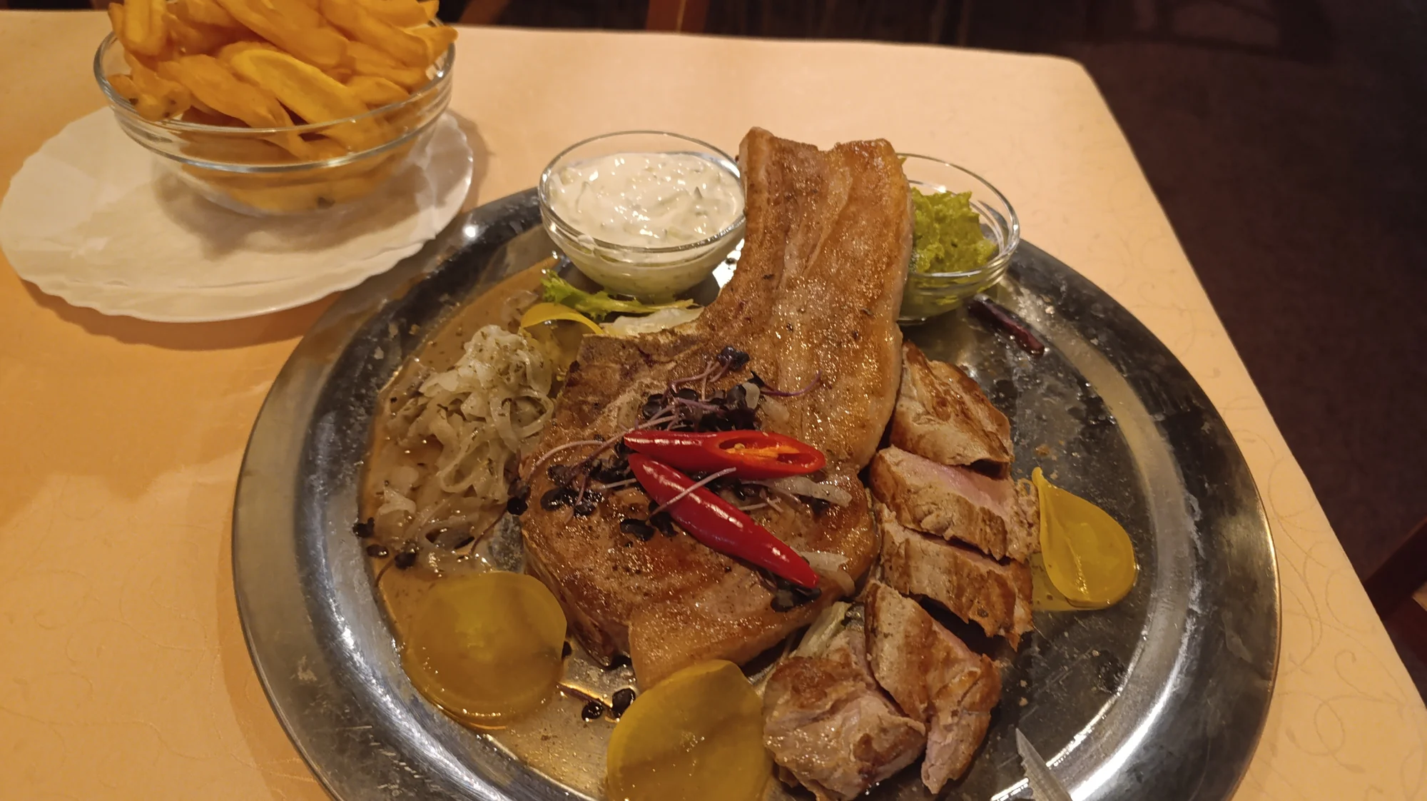 Tomahawk steak a panenka z vepřové svíčkové, hranolky, omáčky a zelenina pro dva