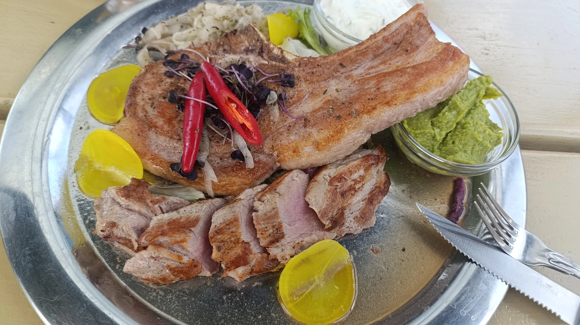 Tomahawk steak a panenka z vepřové svíčkové, hranolky, omáčky a zelenina pro dva