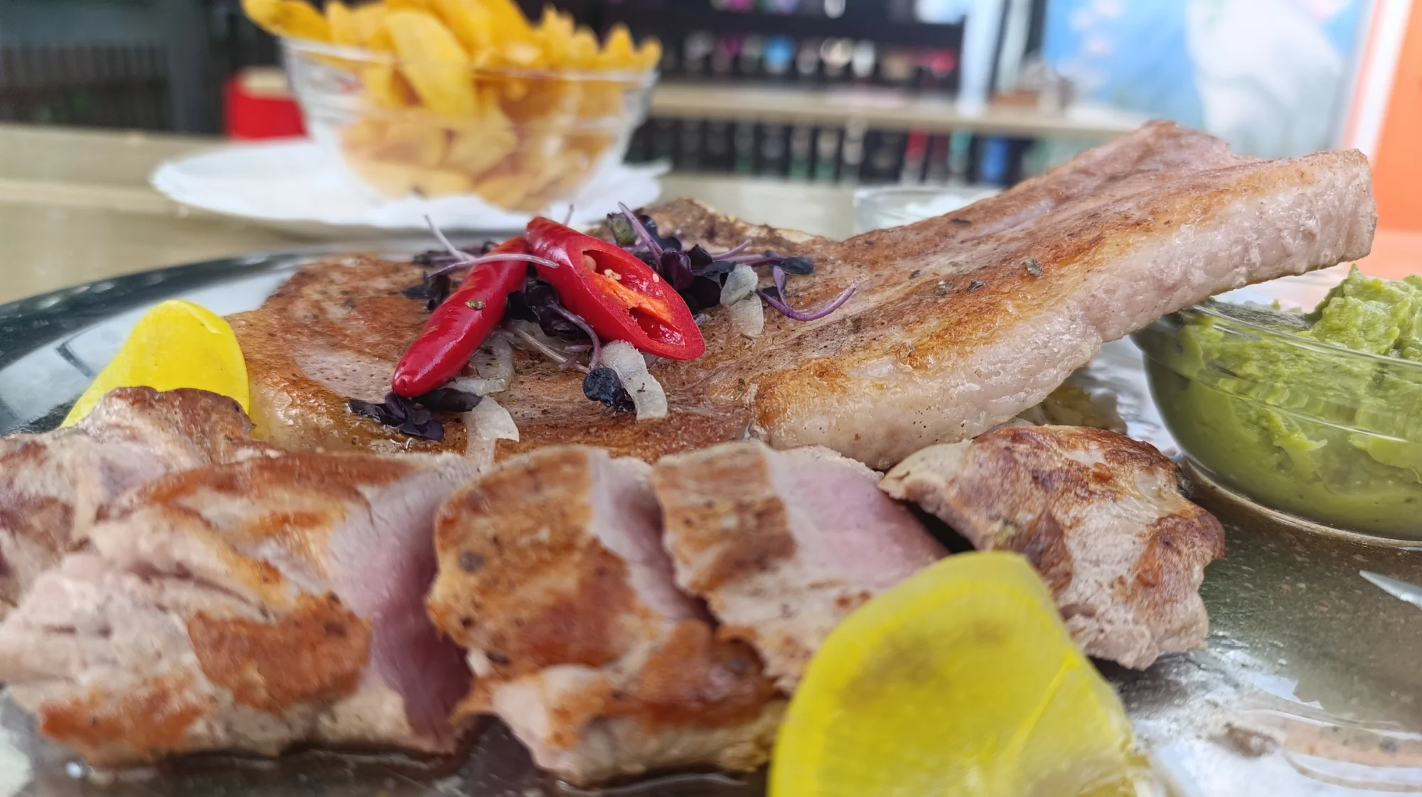 Tomahawk steak a panenka z vepřové svíčkové, hranolky, omáčky a zelenina pro dva