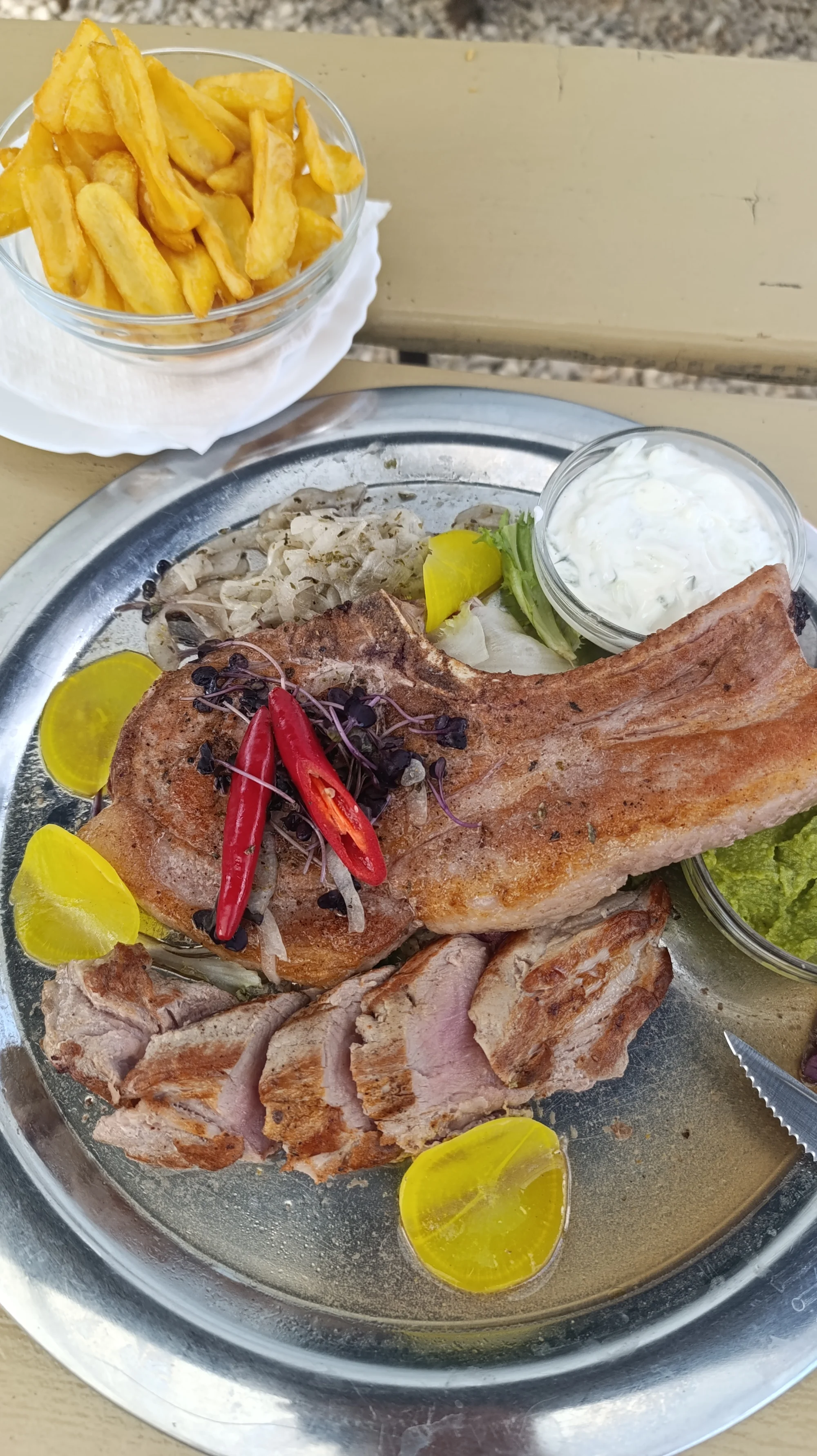 Tomahawk steak a panenka z vepřové svíčkové, hranolky, omáčky a zelenina pro dva