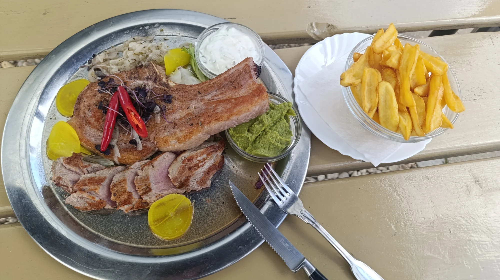 Tomahawk steak a panenka z vepřové svíčkové, hranolky, omáčky a zelenina pro dva