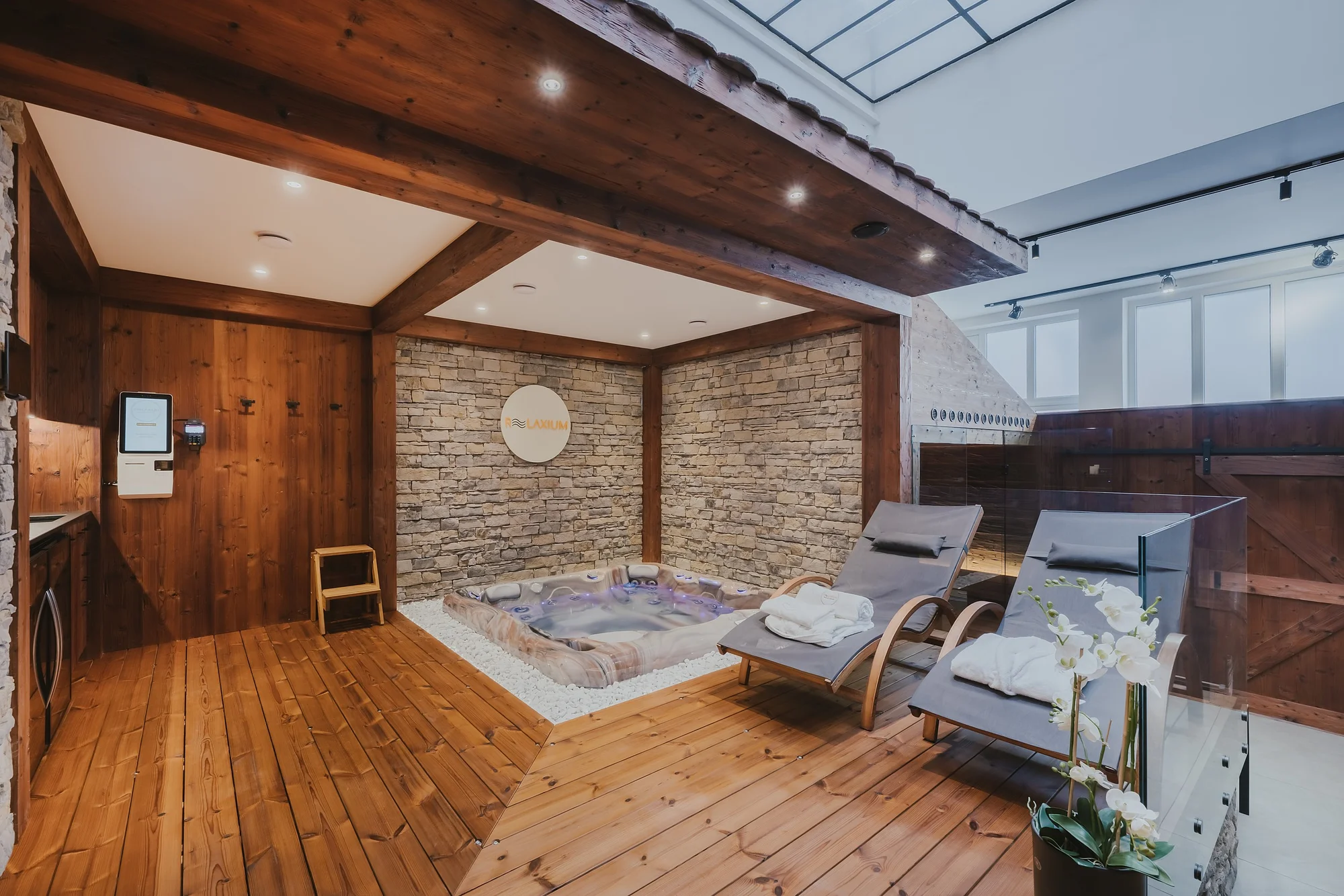 Privátní wellness pro 2-4 osoby: sauna, vířivka, dubová vana i krb na 2-3 hodiny nebo celou noc
