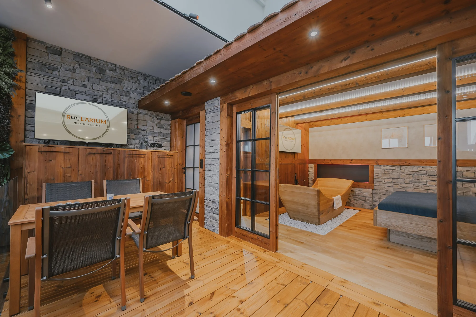 Privátní wellness pro 2-4 osoby: sauna, vířivka, dubová vana i krb na 2-3 hodiny nebo celou noc