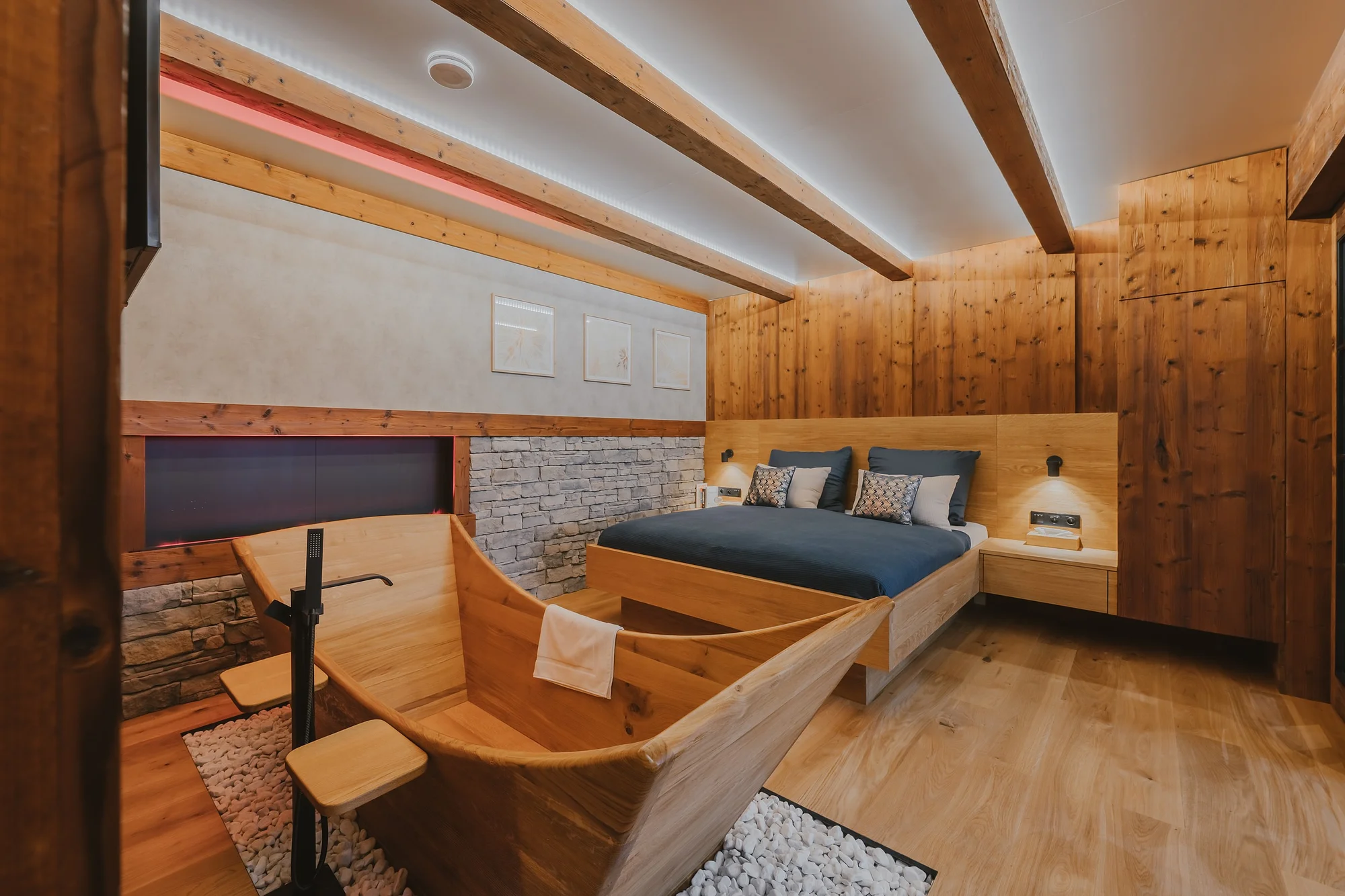 Privátní wellness pro 2-4 osoby: sauna, vířivka, dubová vana i krb na 2-3 hodiny nebo celou noc