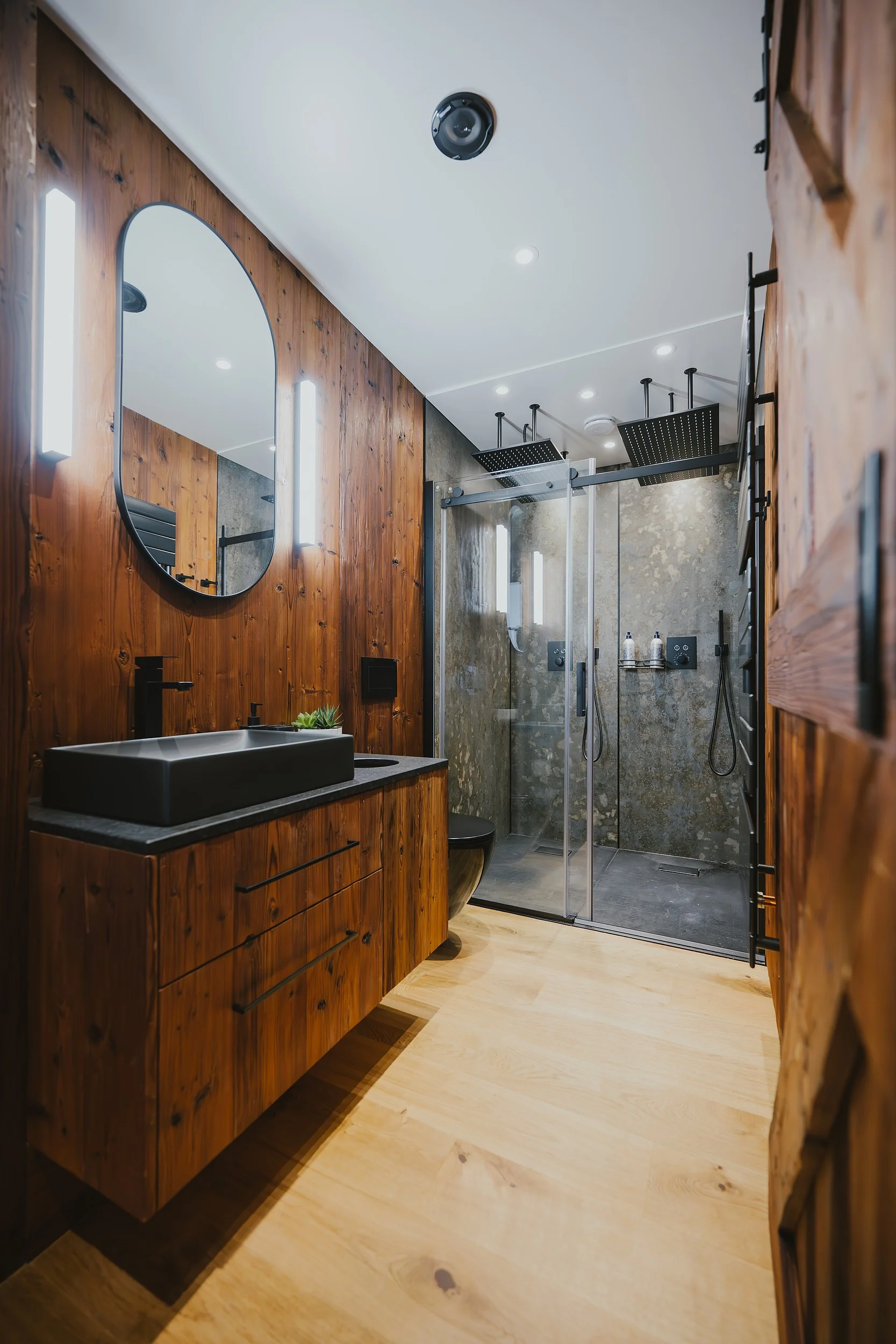 Privátní wellness pro 2-4 osoby: sauna, vířivka, dubová vana i krb na 2-3 hodiny nebo celou noc