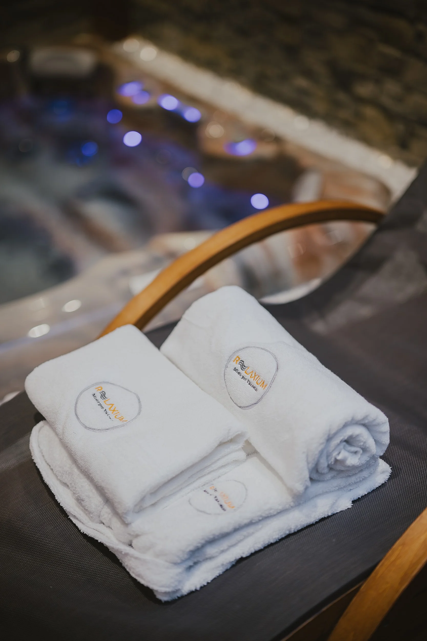 Privátní wellness pro 2-4 osoby: sauna, vířivka, dubová vana i krb na 2-3 hodiny nebo celou noc