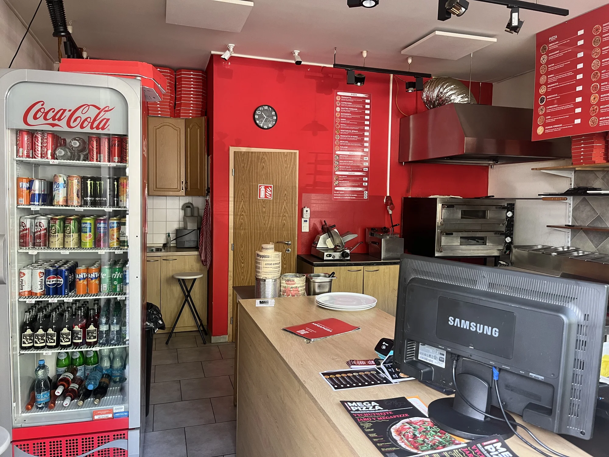 1 nebo 2 pizzy s sebou, výběr z 5 druhů: quattro formaggi, capricciosa, hermelino, diavola i hawai