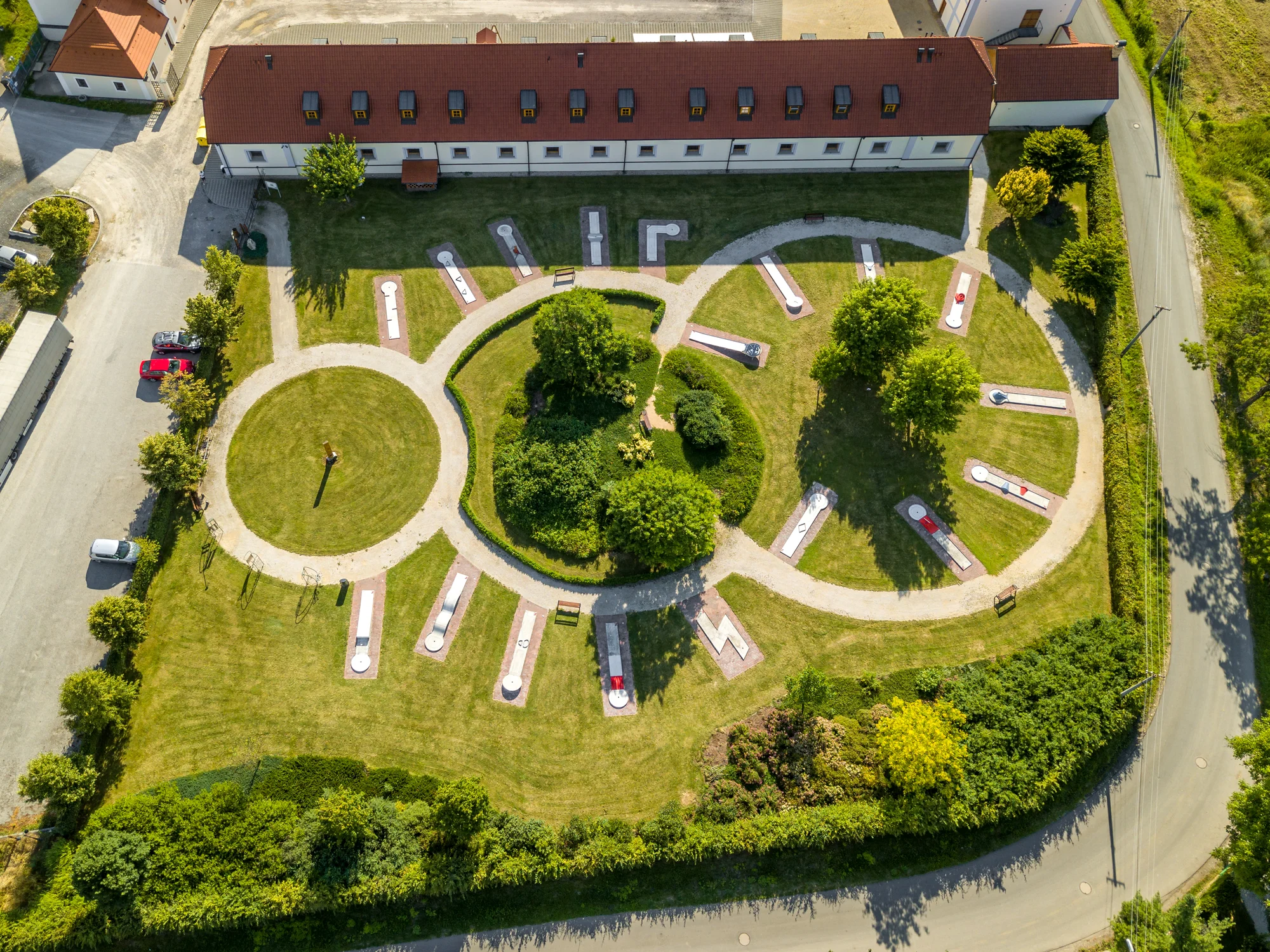 Minigolf v krásném parku a pivo nebo limonáda pro dva či celou rodinu